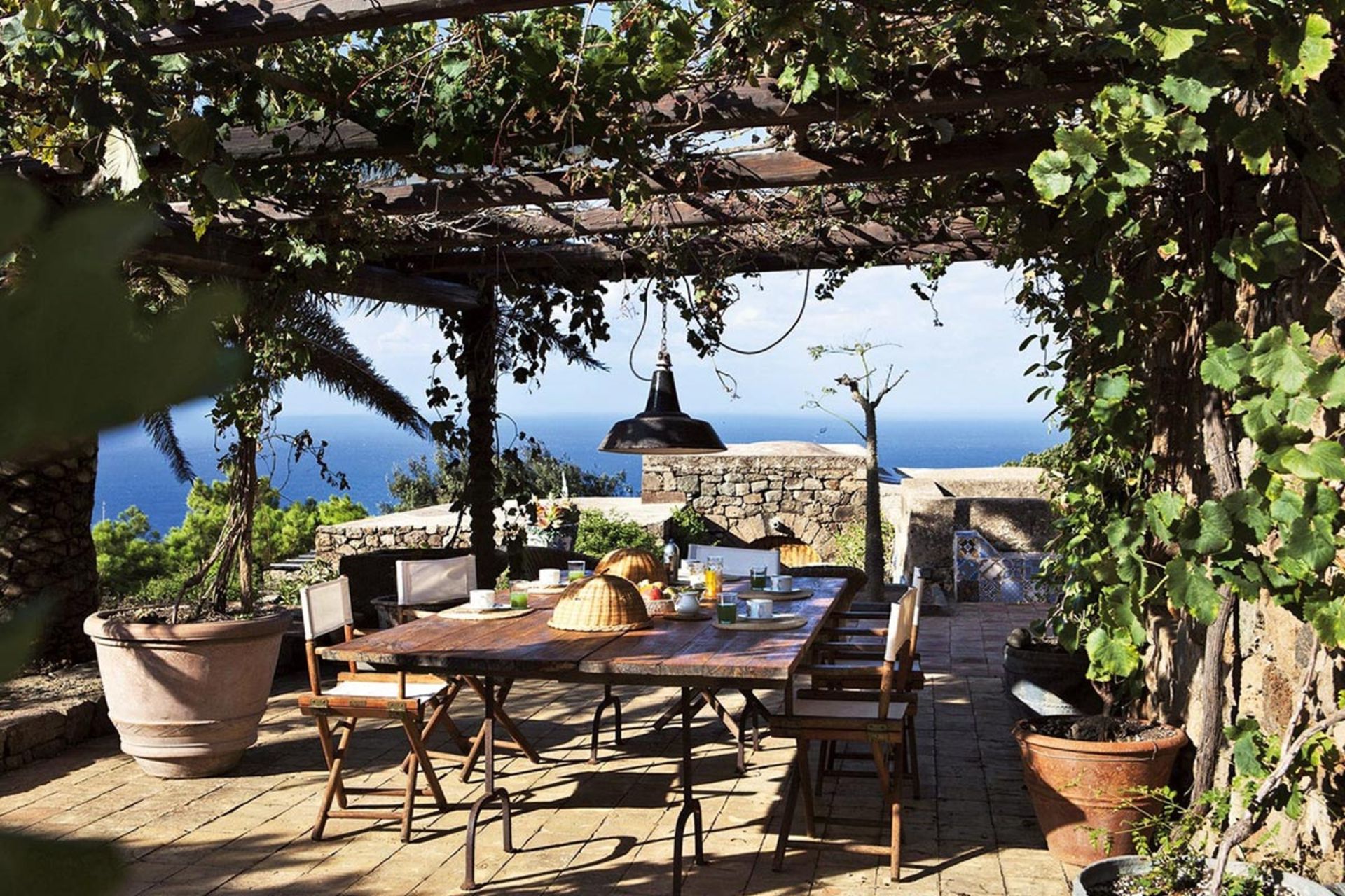 آلاچیق چوبی اقامتگاه تنوتا بورجیا رو به دریا