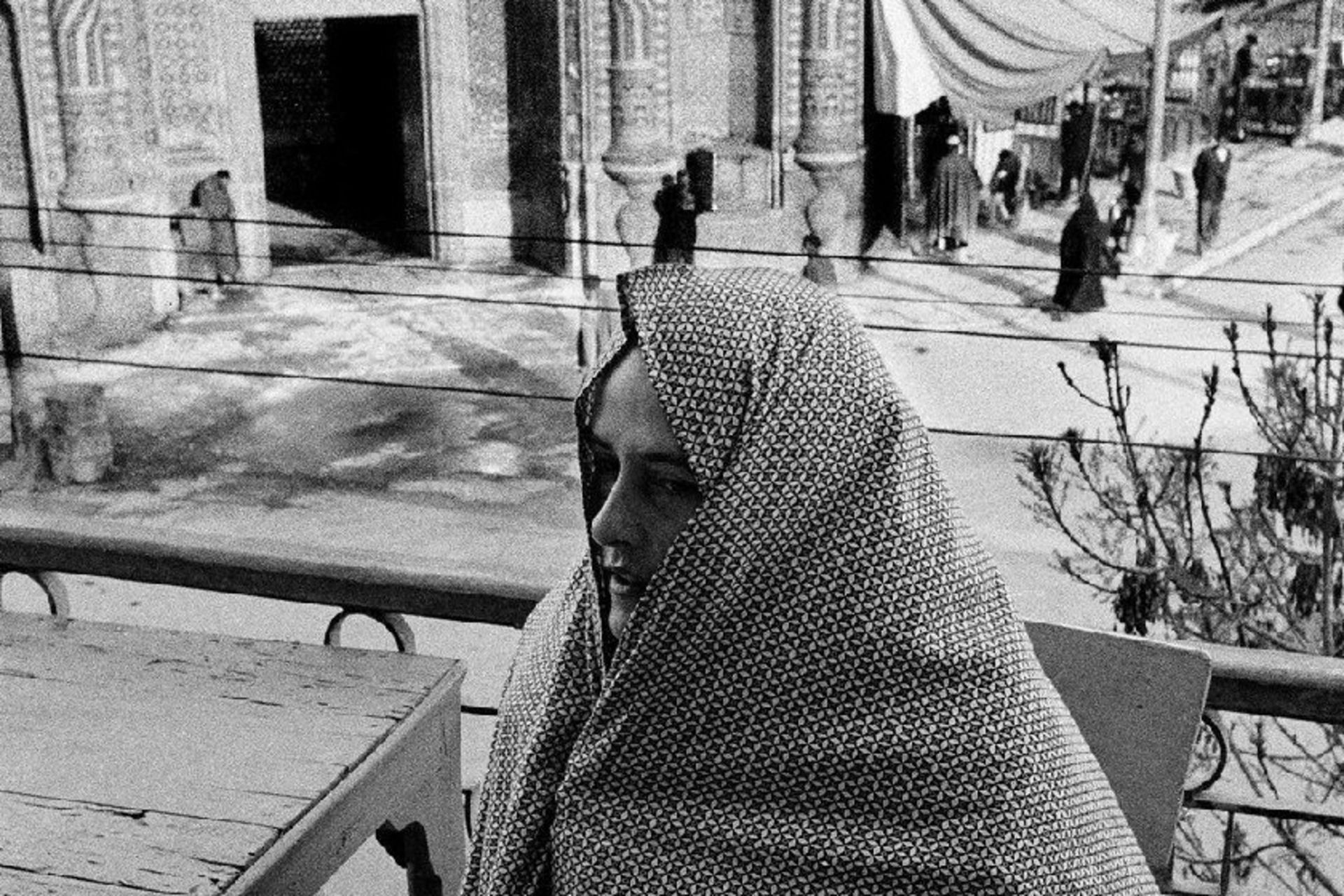 تصویری از عکاس اتریشی در قم؛ لحظهای پیش از ورود به حرم حضرت معصومه (س) 3 عکاس اتریشی در قم