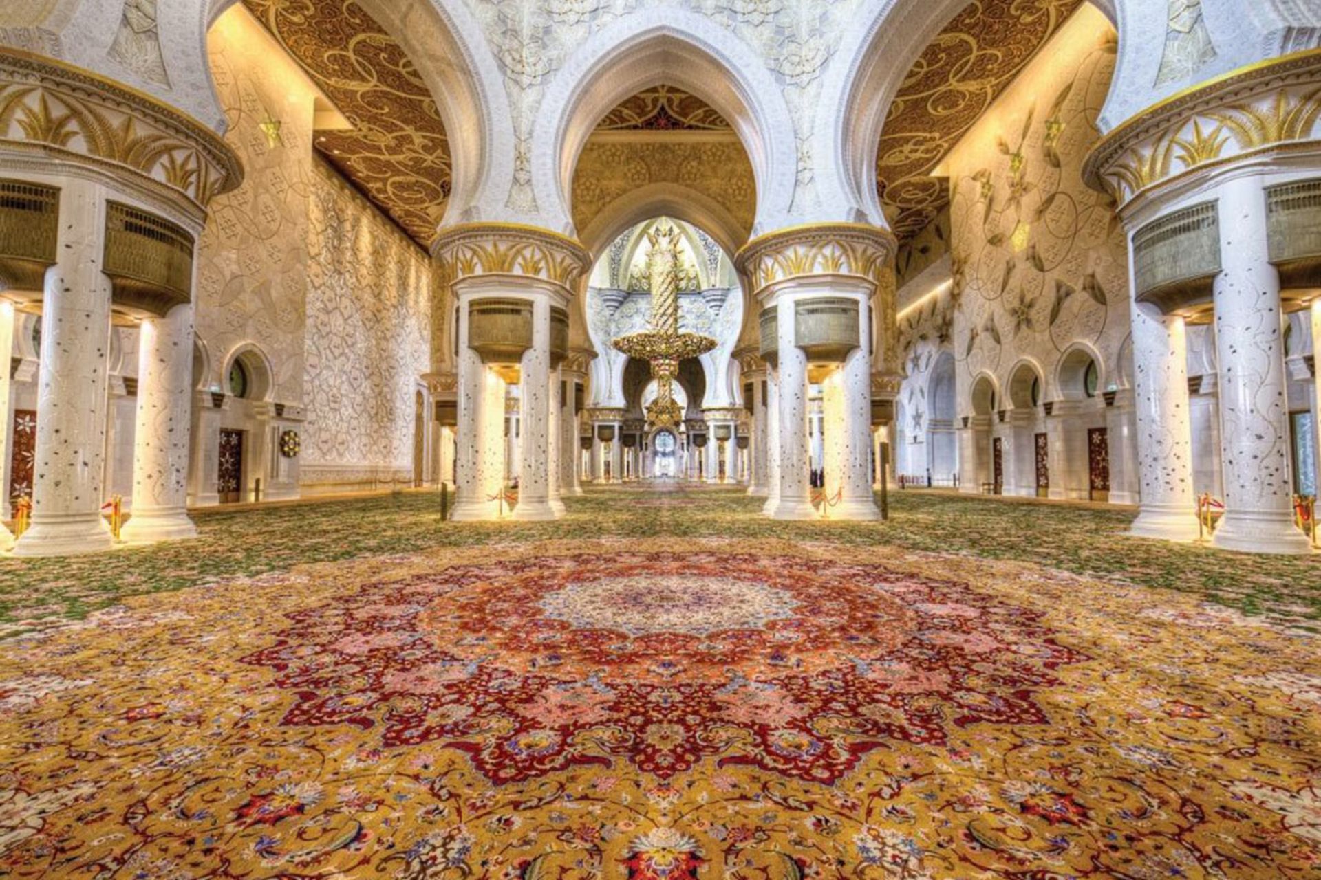 اسرار معماری جهان؛ از آپارتمان مخفی برج ایفل تا مقبرههای خالی تاج محل 3 فرش ایرانی مسجد شیخ زاید