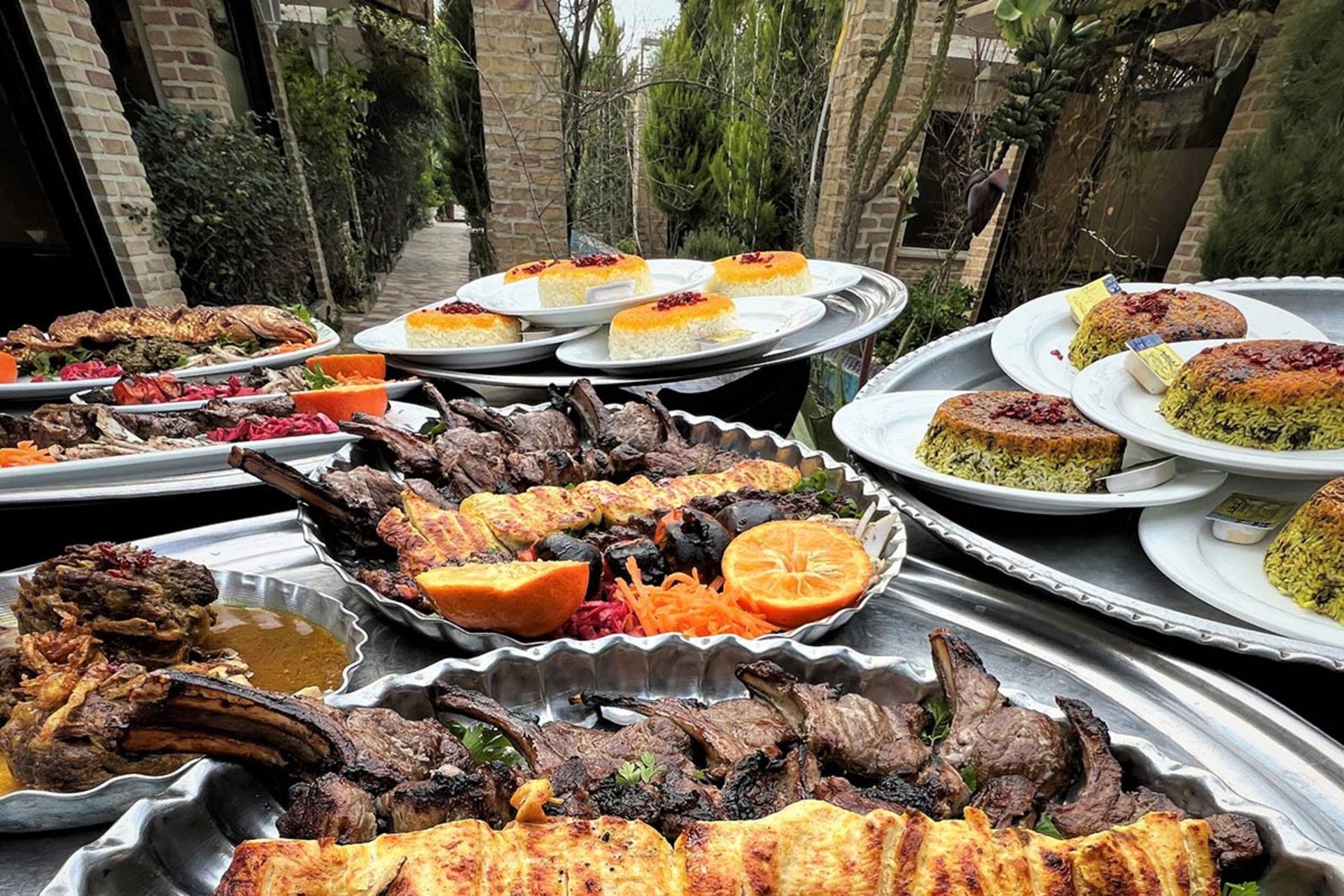 بهترین رستورانهای بابلسر؛ تجربهای از غذای محلی تا فرنگی 3 سینی های غذا در رستوران سنتی شو بابلسر