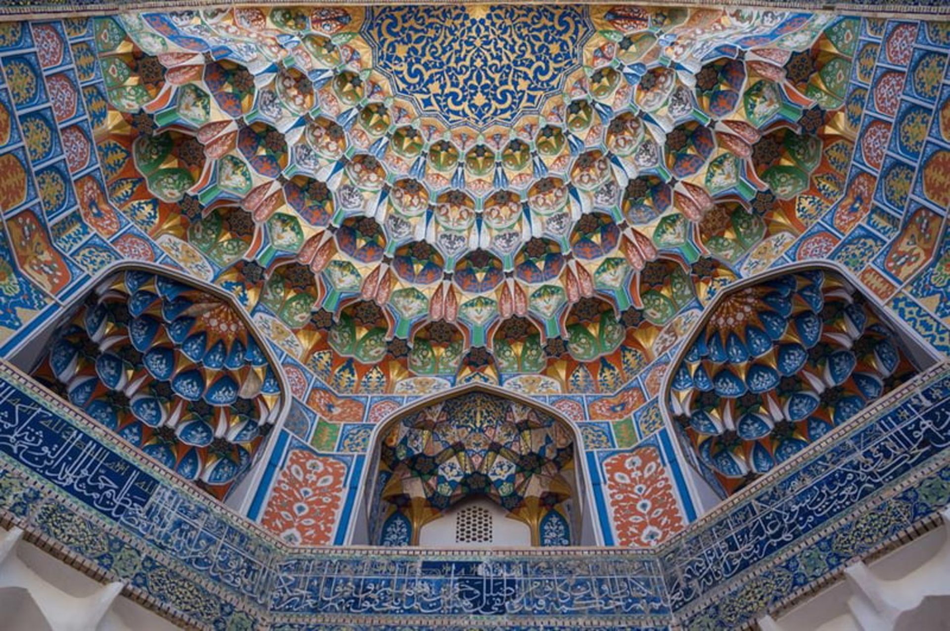 کاشیکاری و سقف رنگین مدرسه عبدالعزیز خان، ازبکستان