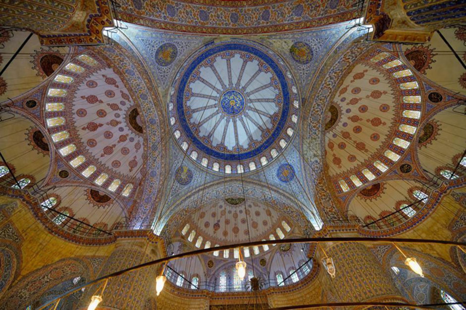 گنبدهای نیم‌ دایره باکاشی‌های آبی در مسجد آبی ترکیه