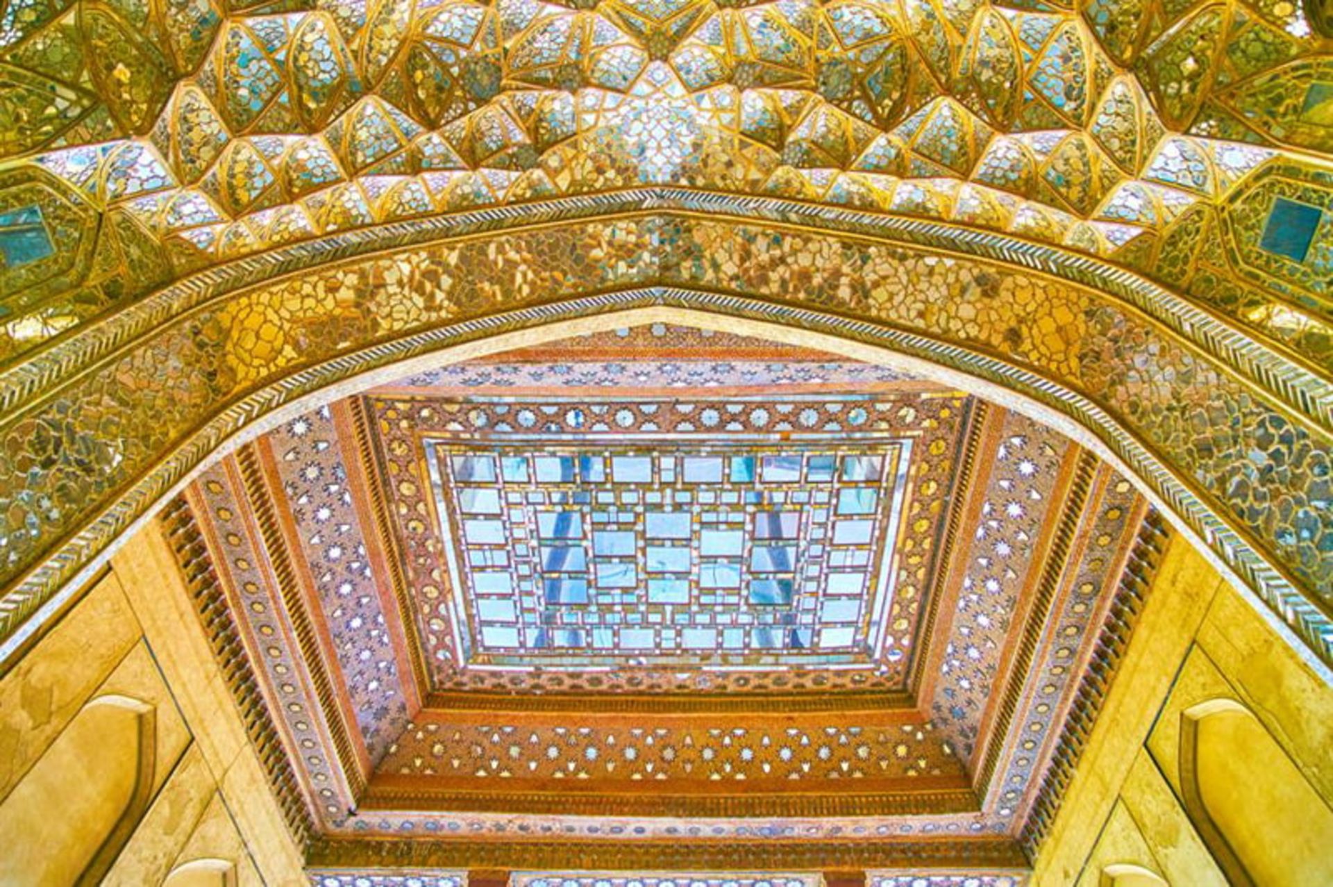 مقرنس کاری و کاشیکاری کاخ چهل ستون اصفهان