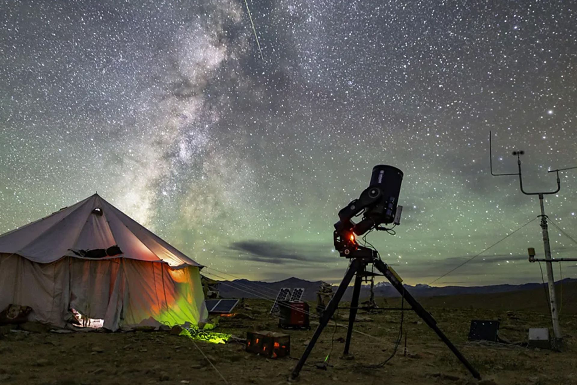 ستارههای این روستا نان مردم را میدهد؛ جادوی آسمان تاریک روستایی در هند 3 چادری روشن از داخل و یک تلسکوپ در فضای باز زیر آسمان پرستاره هانله