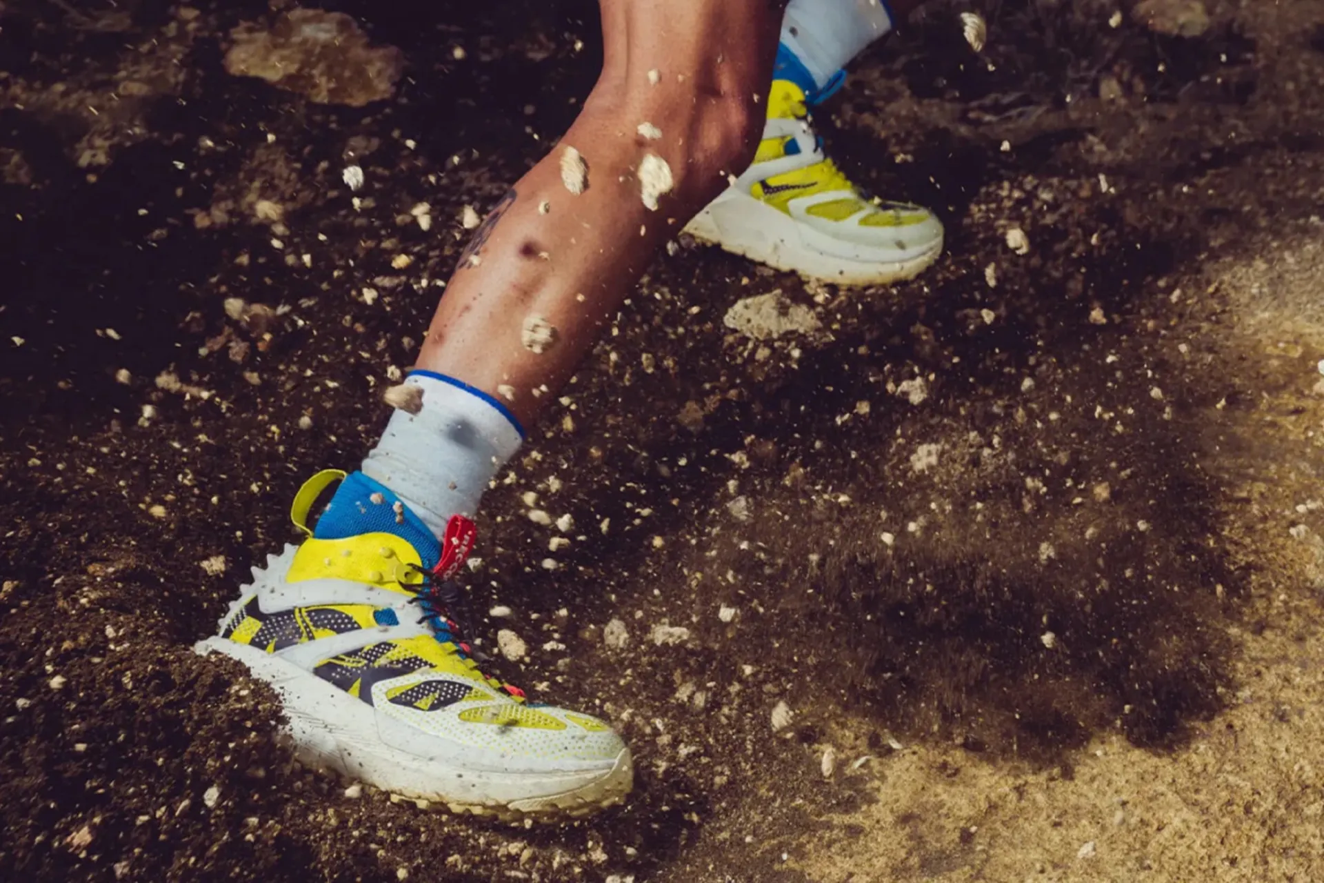 کفشی که گمشدهها را پیدا میکند؛ نجات کوهنوردان با بوت هیبریدی 3 نمای کفش مافات ایکس هایک در رنگ بسیار روشن (فسفری)، تأکید بر طراحی چشمگیر یقه نئوپرنی و رنگ خیرهکننده که به دیدهشدن کوهنورد در فواصل دور کمک میکند