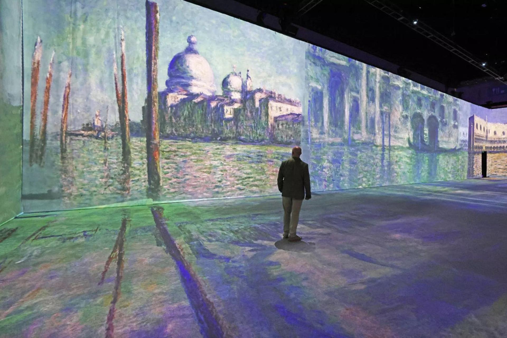 فردی در حال تماشای نقاشی کلود مونه در نمایشگاه لیورپول