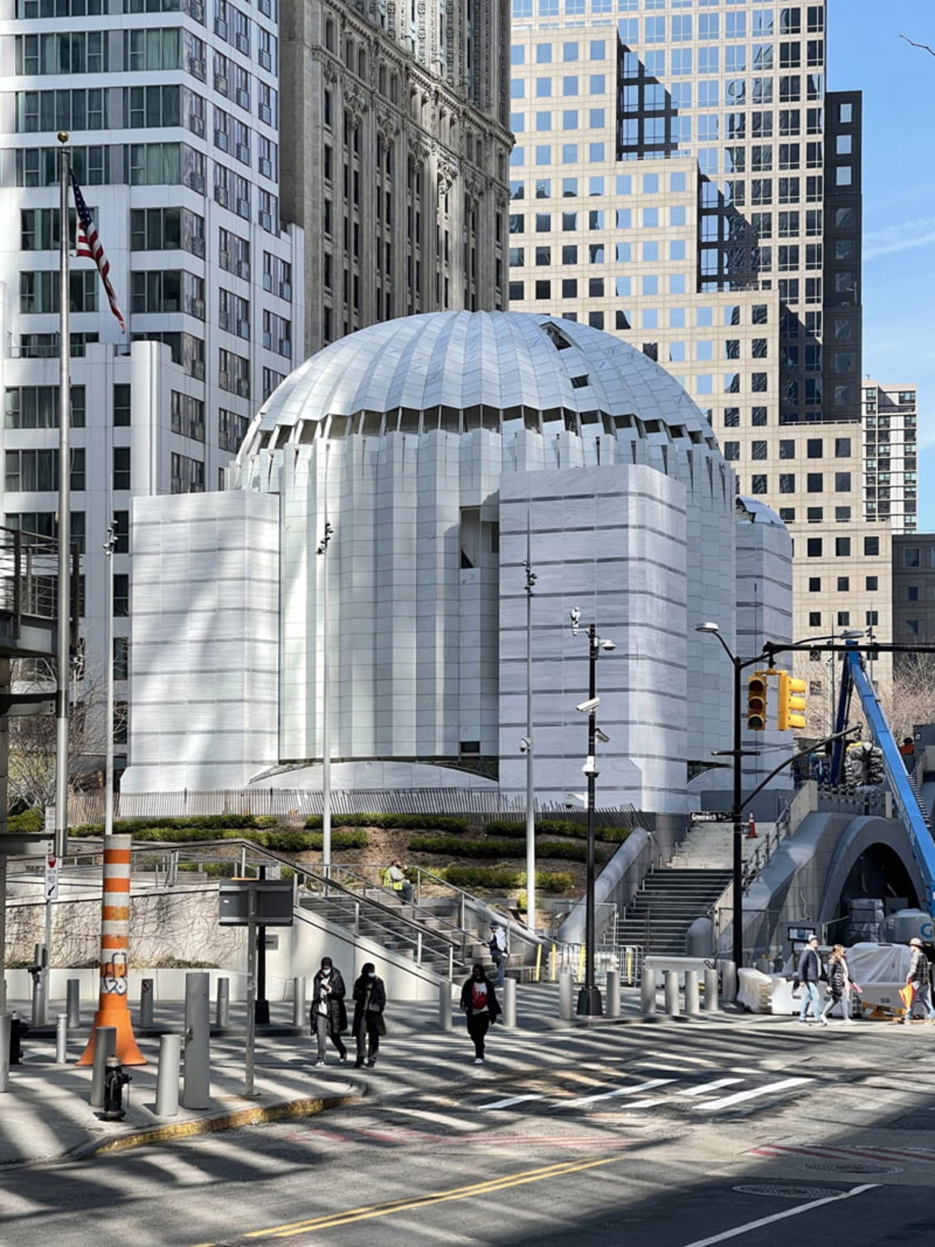 مردم در اطراف سازه کلیسای سنت نیکولاس