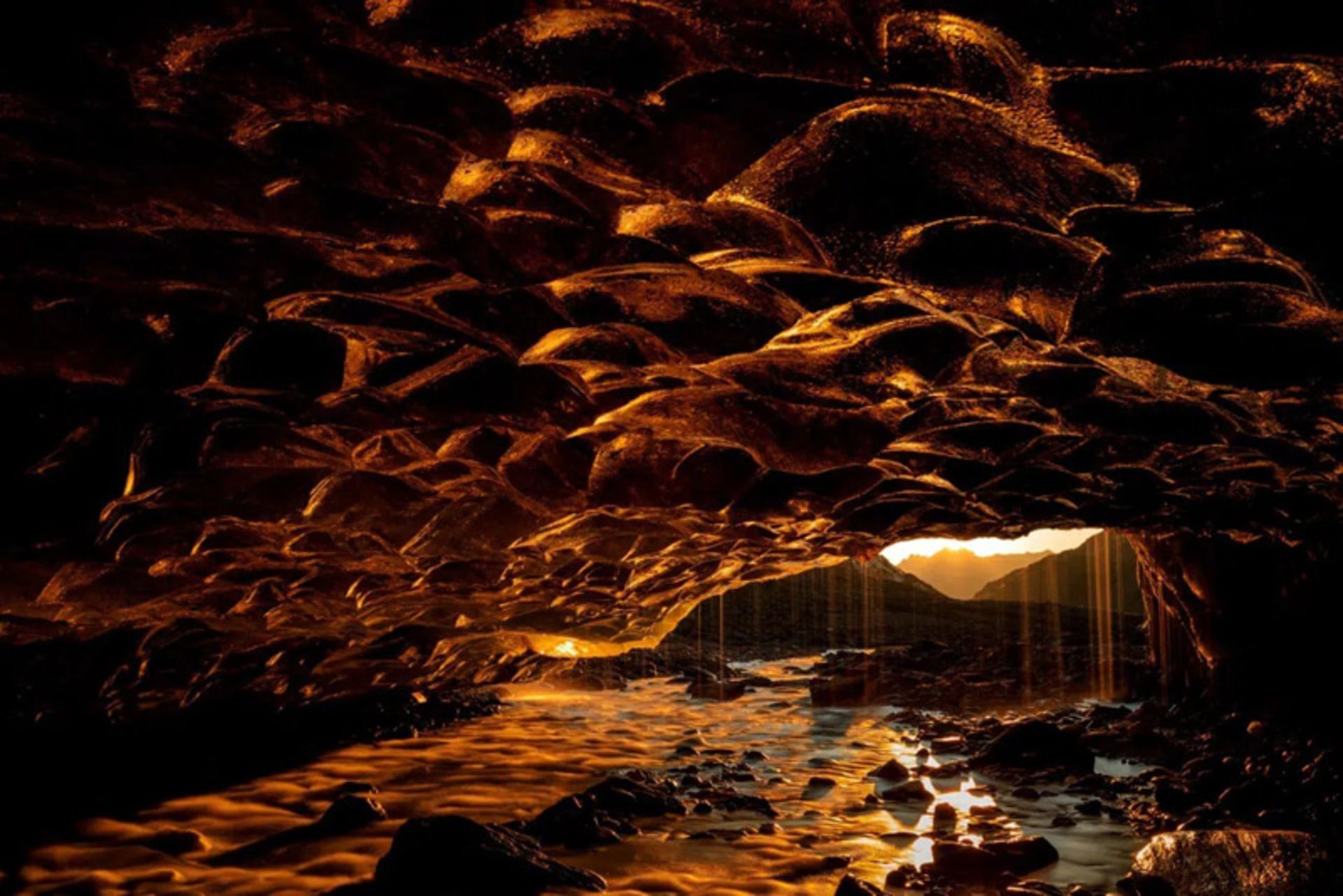  یک غار یخچالی با نور طلایی