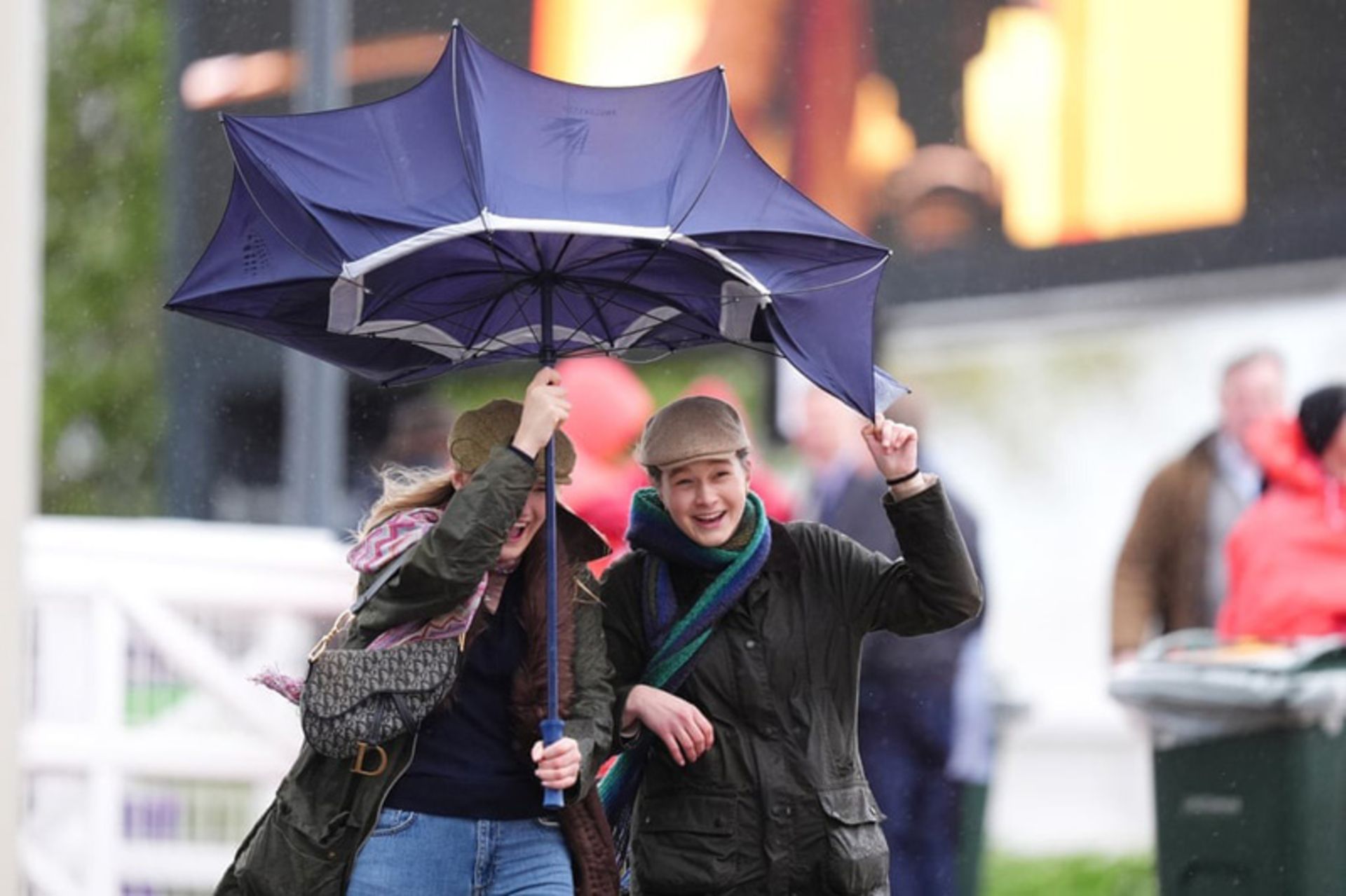 عکسهای مهمترین رویدادهای هفته؛ از طوفانهای ویرانگر تا جشنهای جهانی 5 مواجهه با باد شدید طوفان کلودیا در بریتانیا