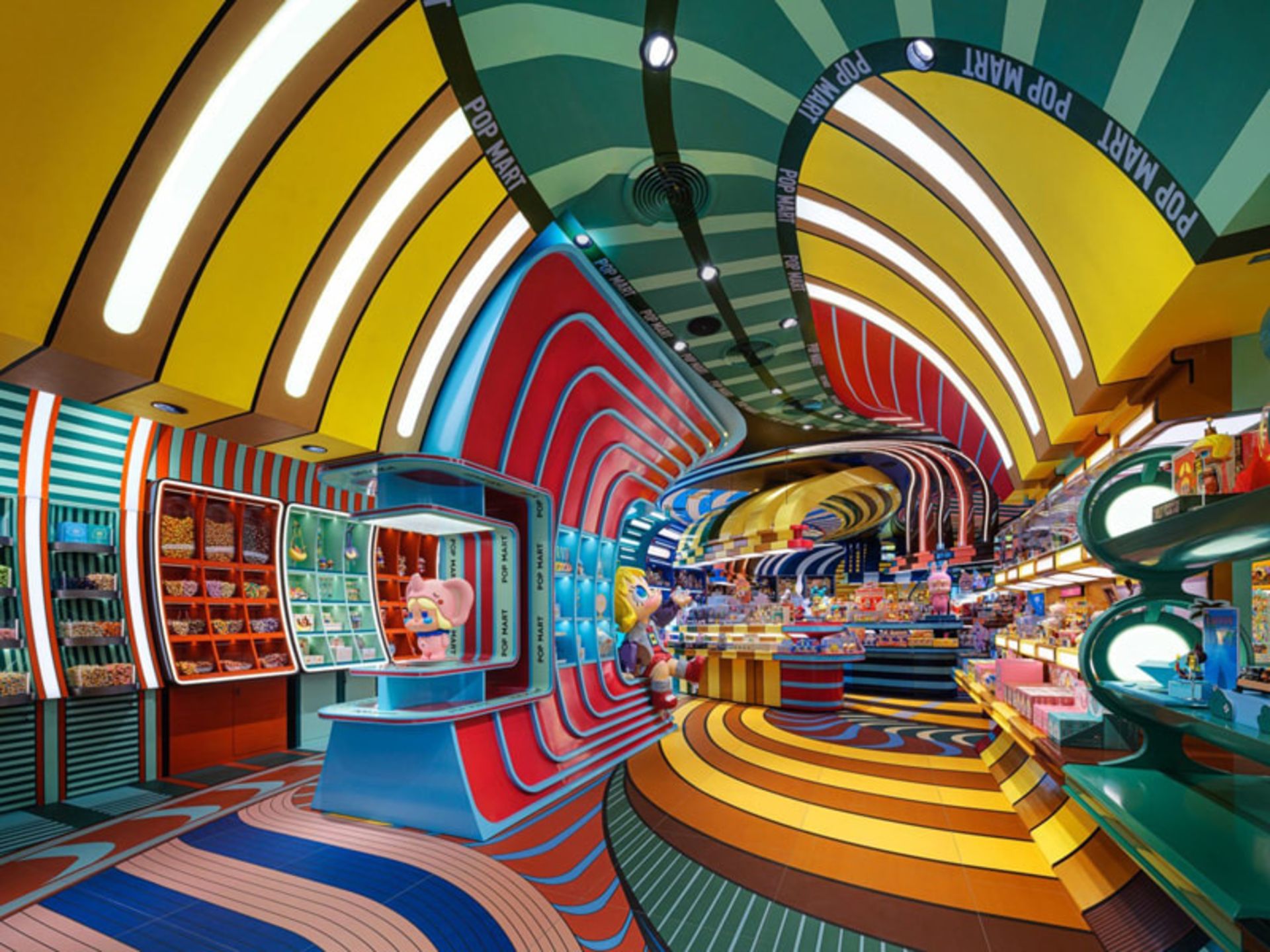 نمای داخلی رنگارنگ و مارپیچی فروشگاه پاپ مارت بانکوک