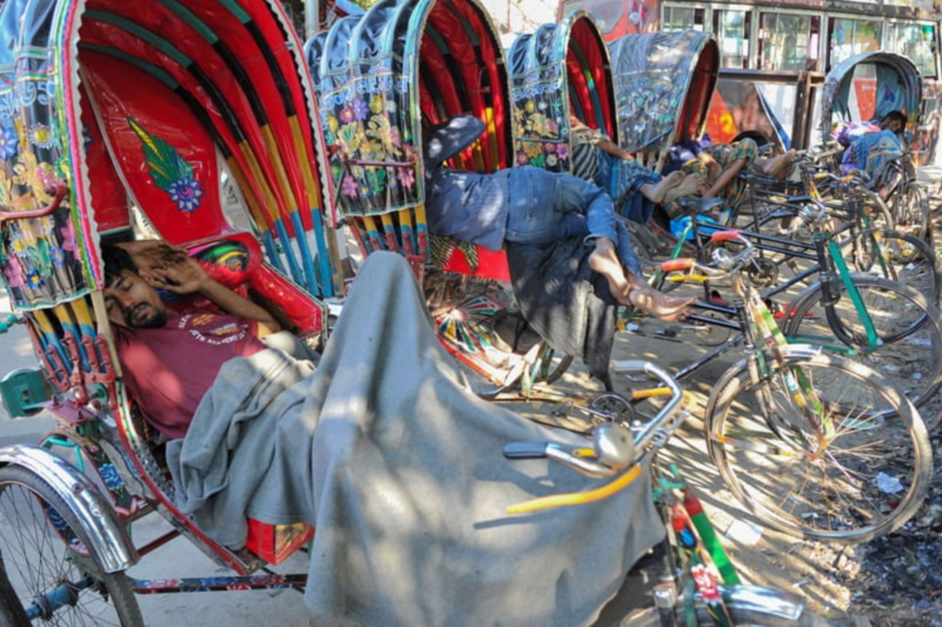 عکسهای مهمترین رویدادهای هفته؛ از طوفانهای ویرانگر تا جشنهای جهانی 6 خوابیدن ریکشا سواران مهاجر در وسیله نقلیه خود در خیابانهای بنگلادش