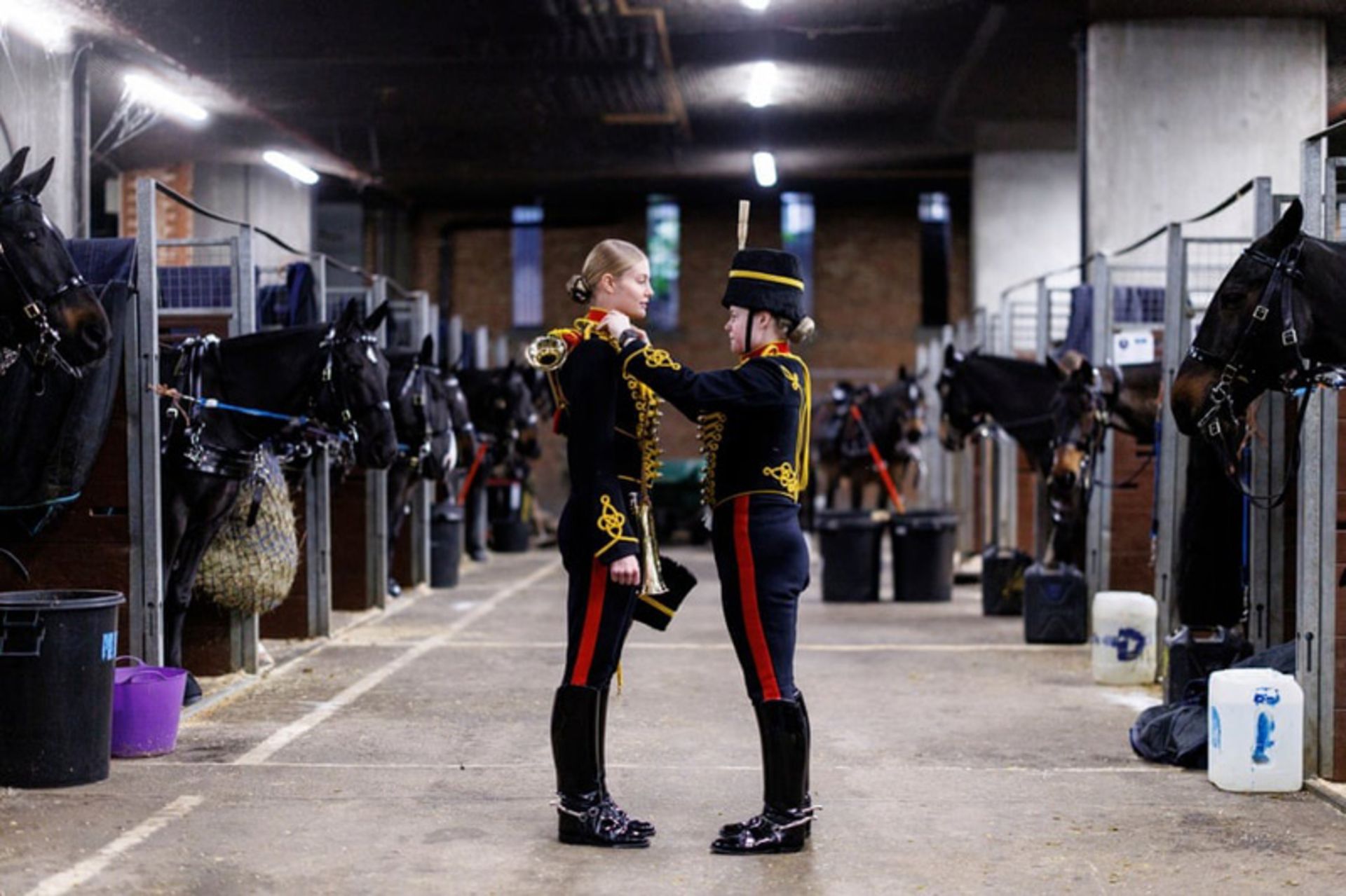 عکسهای مهمترین رویدادهای هفته؛ از طوفانهای ویرانگر تا جشنهای جهانی 7 اعضای توپخانه سواره سلطنتی در حال آمادهسازی برای مراسم تولد شاه چارلز سوم