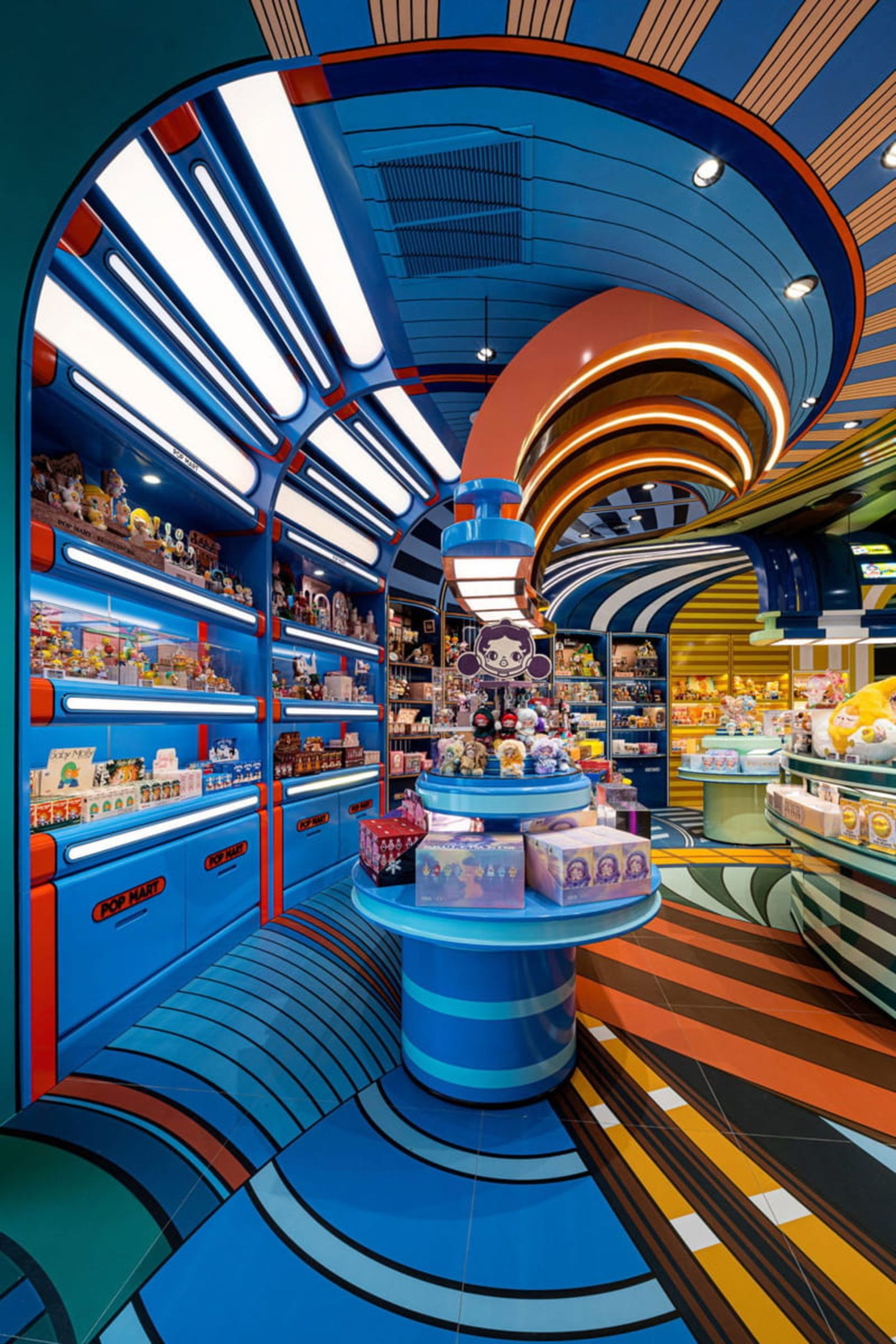 قفسه های آبی و دیوارهای مواج فروشگاه پاپ مارت