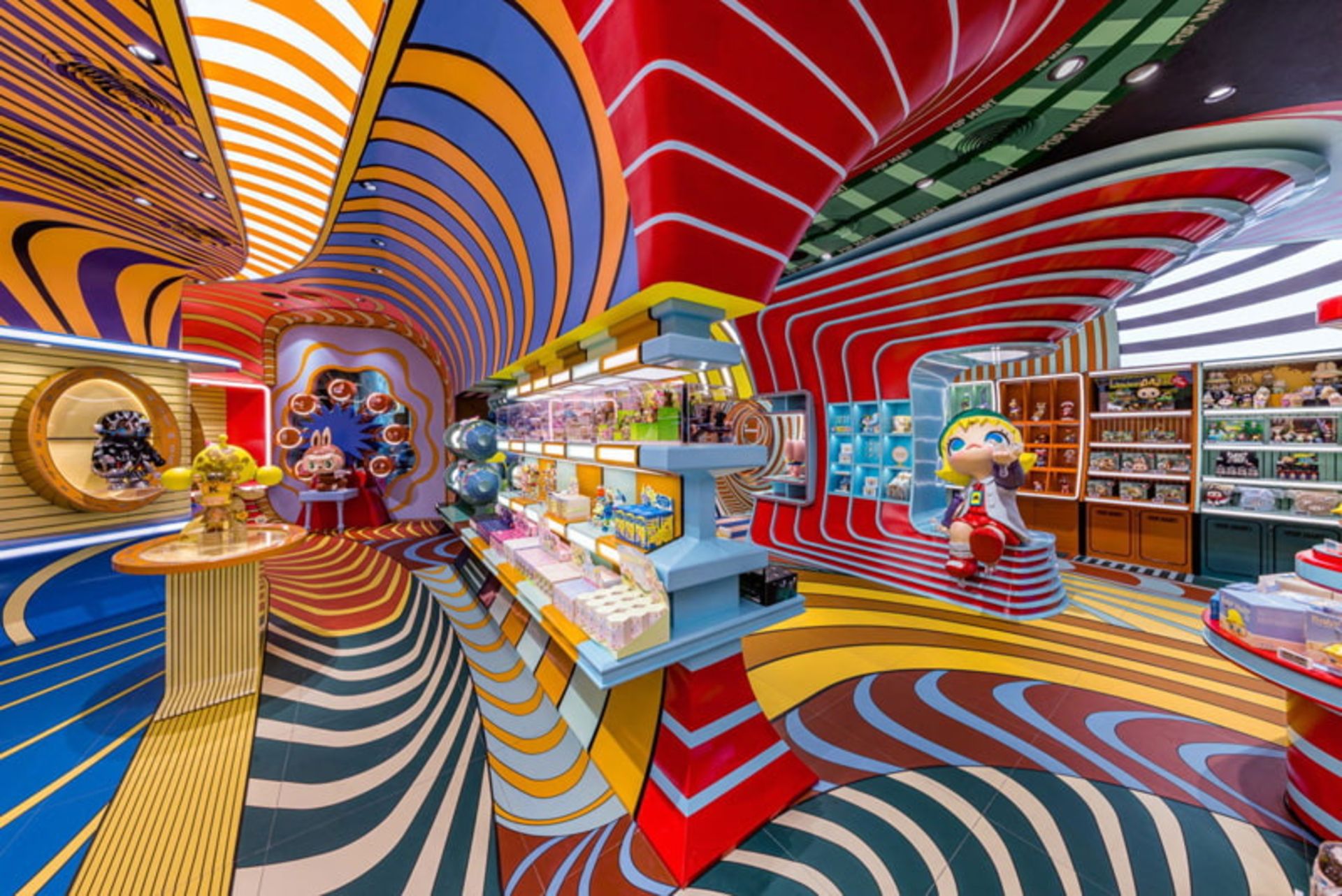 فضای داخلی رنگارنگ و موج دار فروشگاه اسباب بازی فروشی پاپ مارت