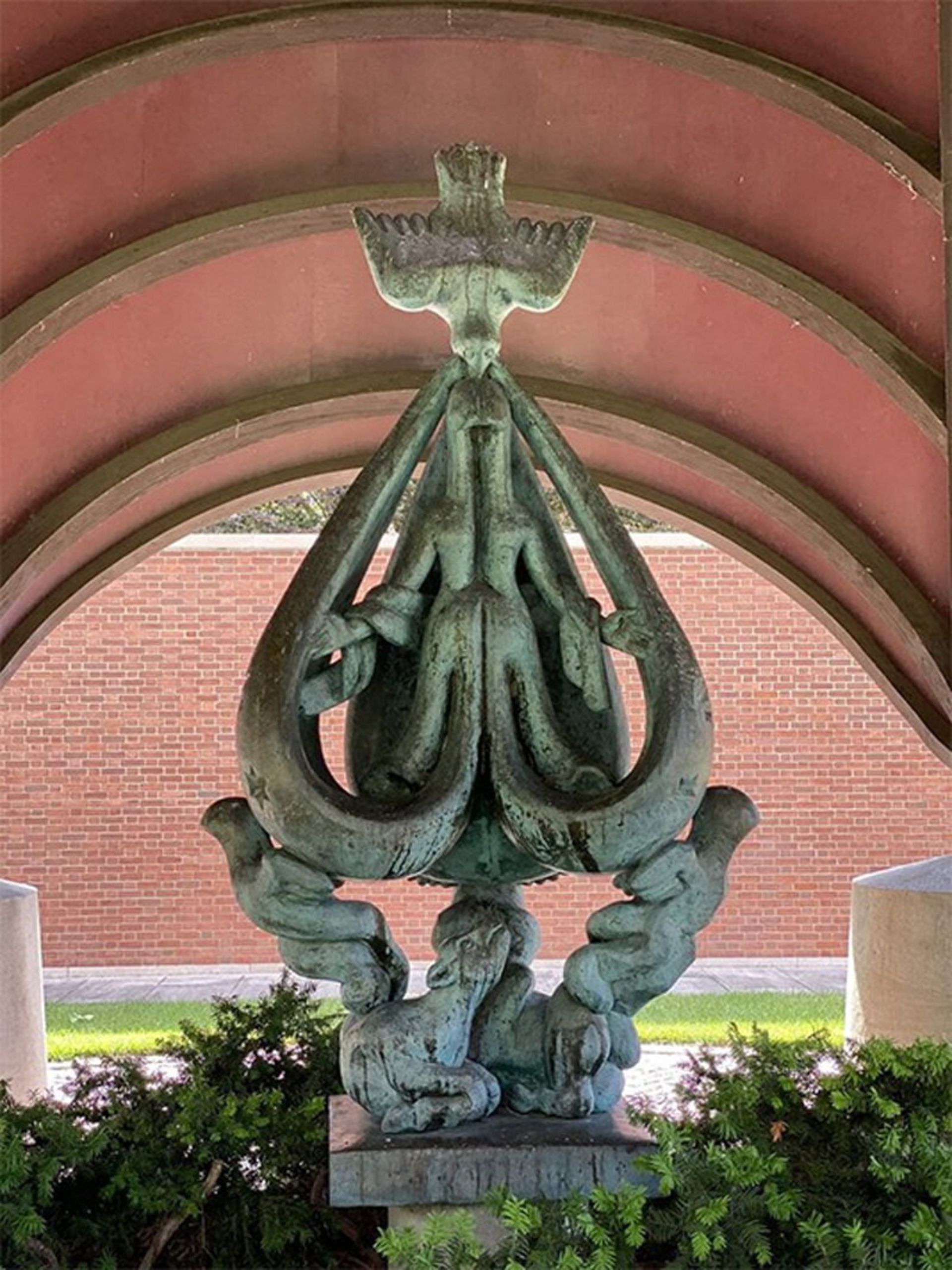 مجسمه مریم مقدس در کلیسای بدون سقف