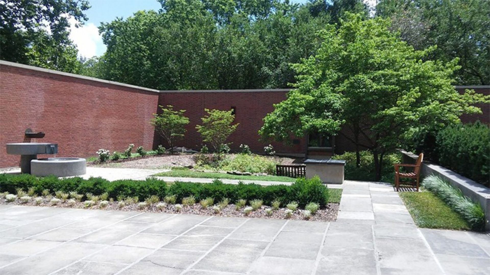 باغ‌های اطراف کلیسای بدون سقف