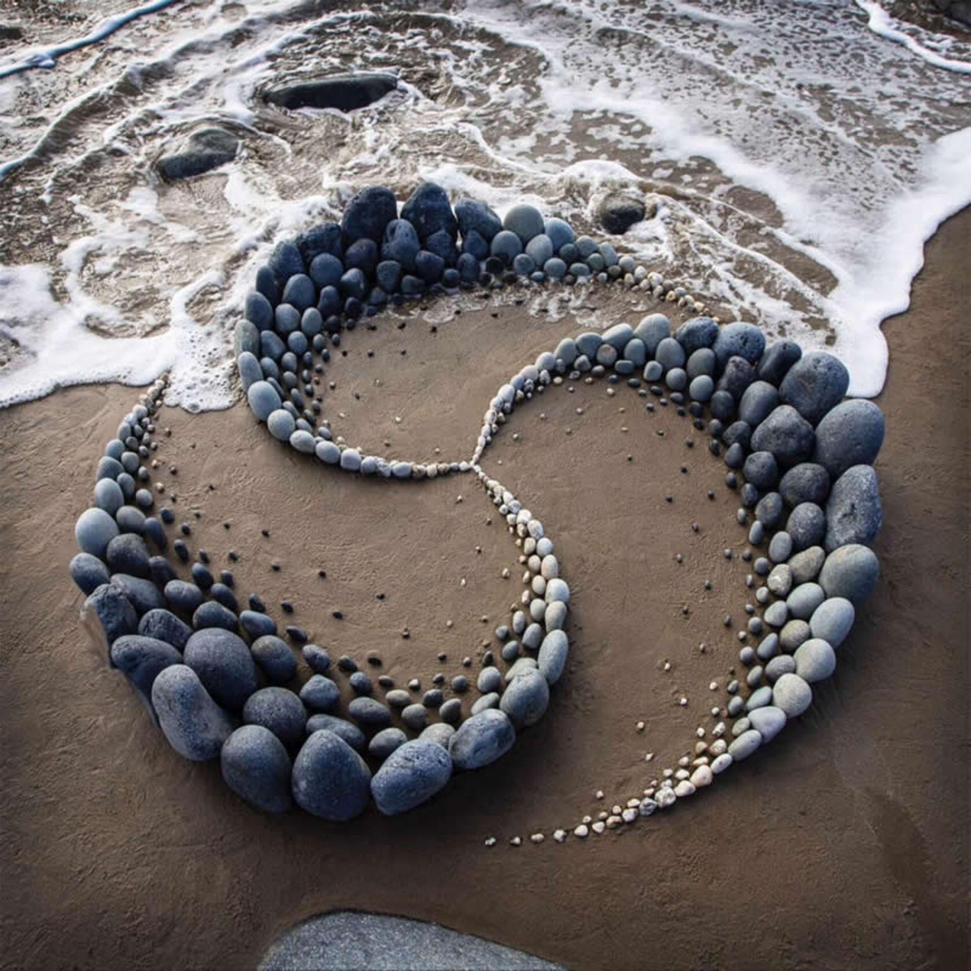 الگوی هندسی موج‌دار با سنگ‌های رودخانه‌ای