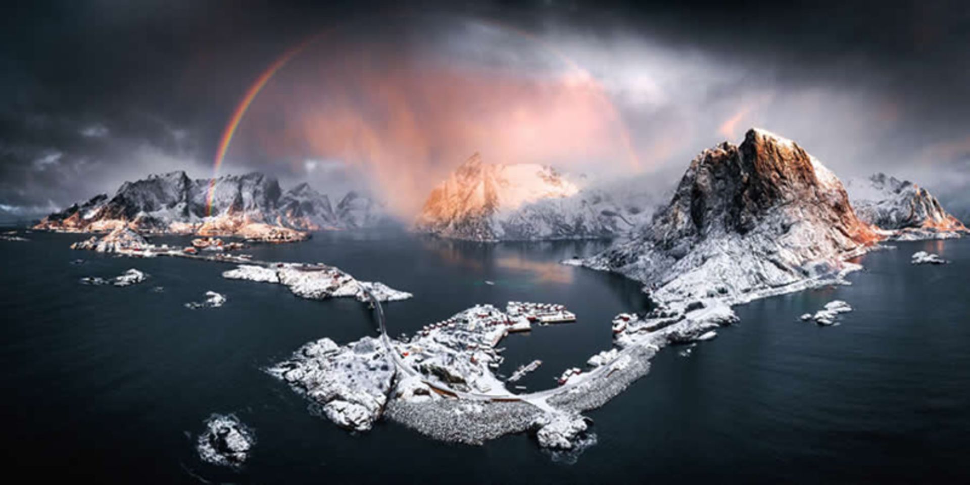 طلوع آفتاب در جزیره لوفتن نروژ