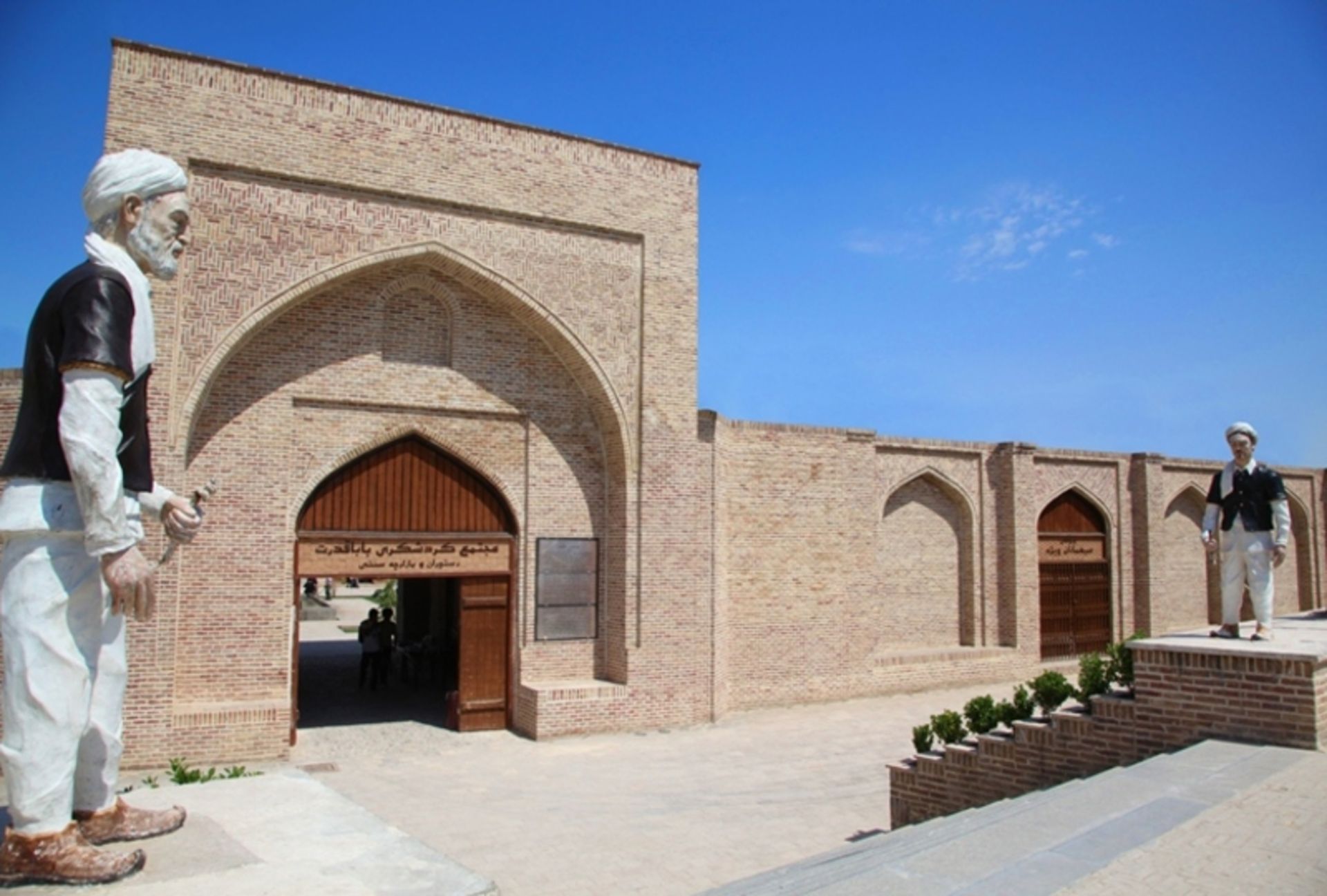 درب ورودی کاروانسرای بابا قدرت با دو مجسمه