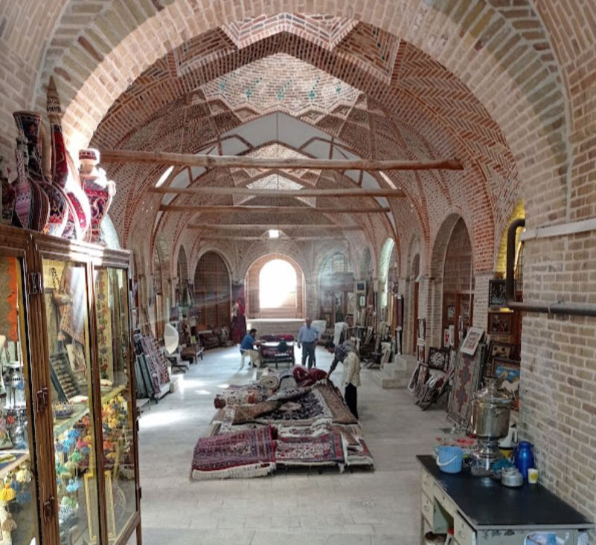 فضای تاریخی بازار بیجار با فرش های دستبافت