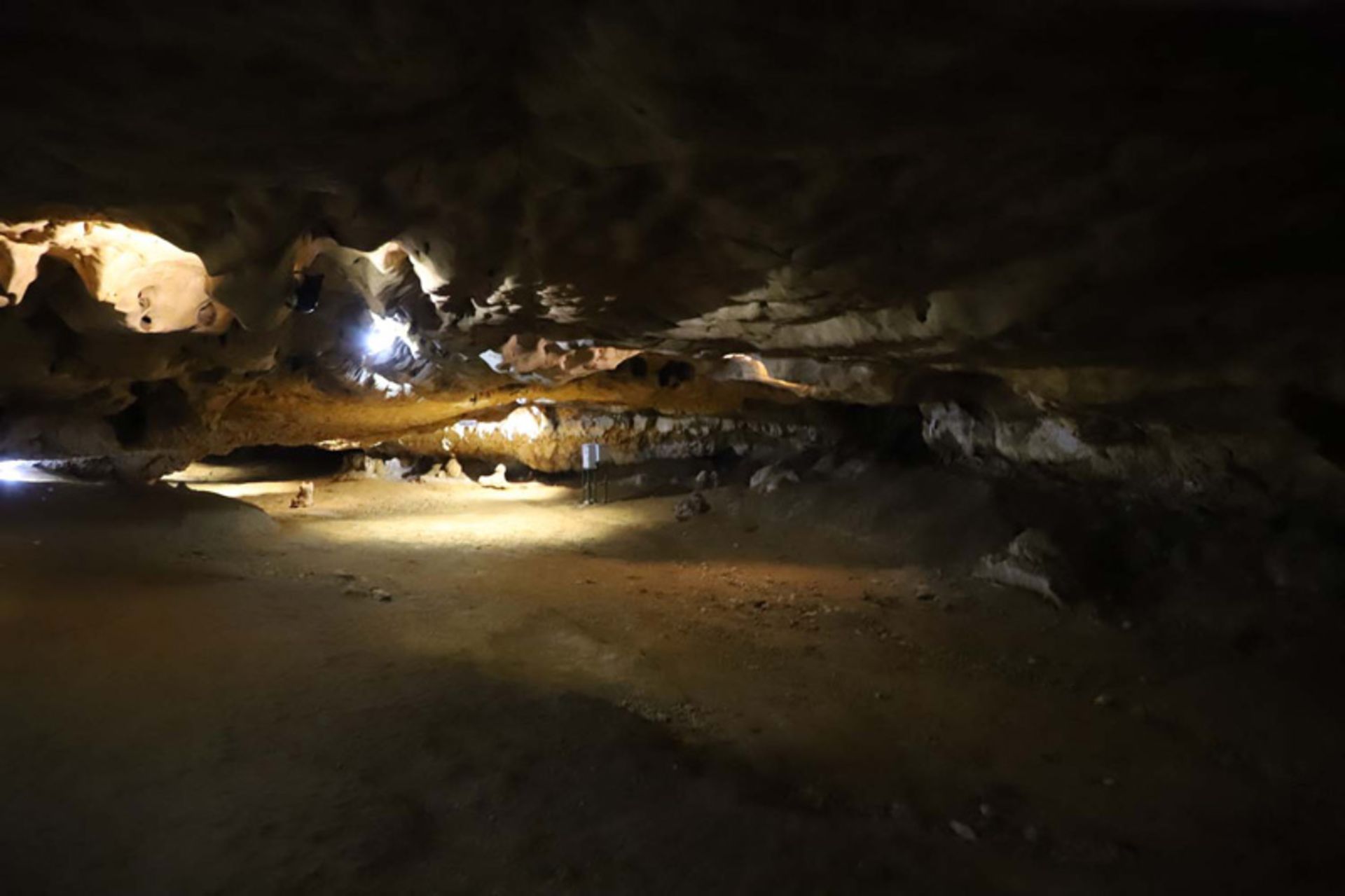 فضای تاریک داخلی غار کتله خور