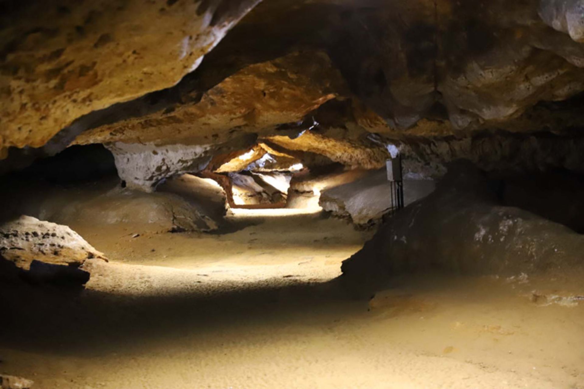 نمایی نزدیک و تاریک از بخشی از غار کتله خور