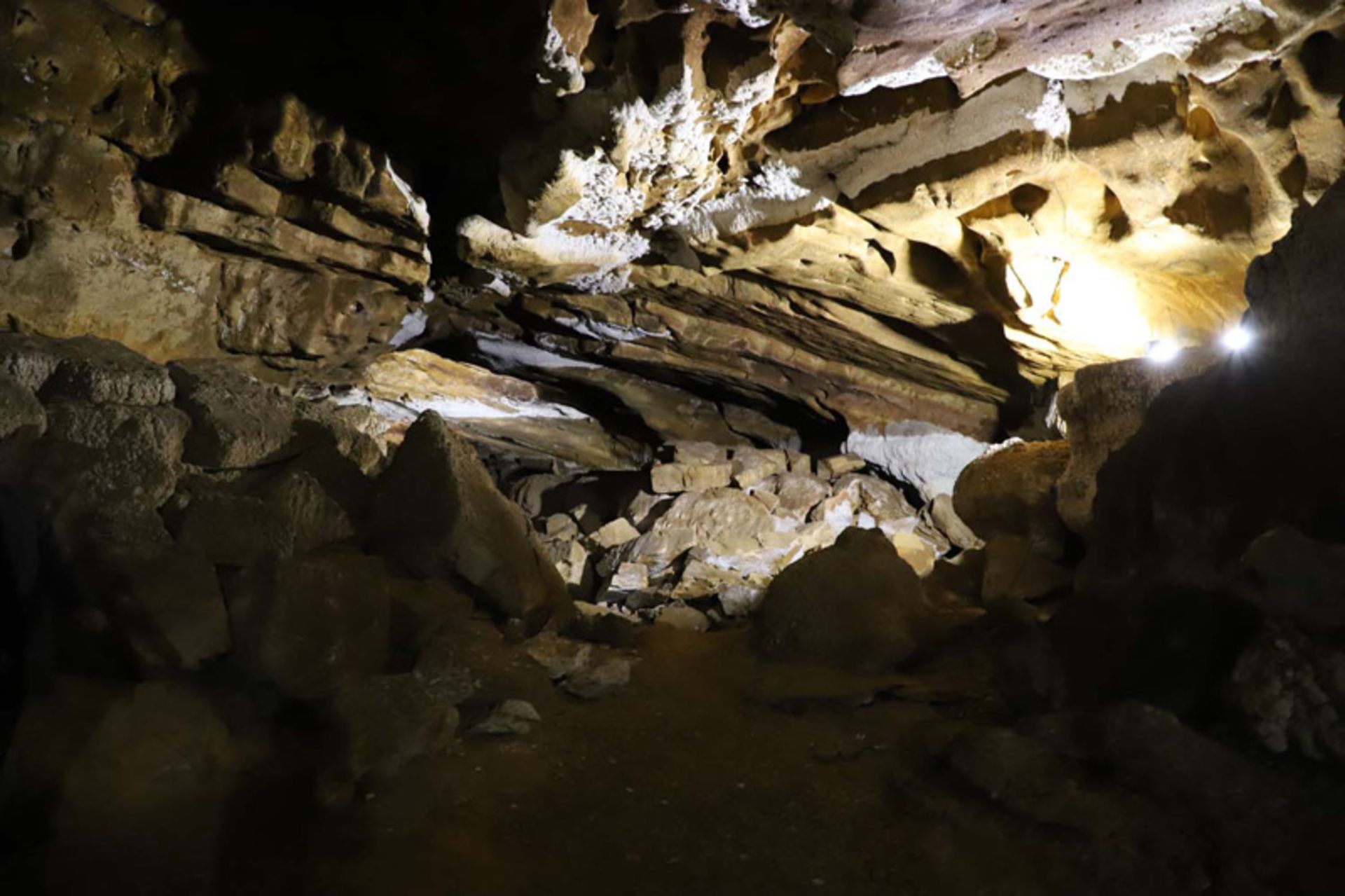 نورپردازی مصنوعی در غار کتله خور زنجان