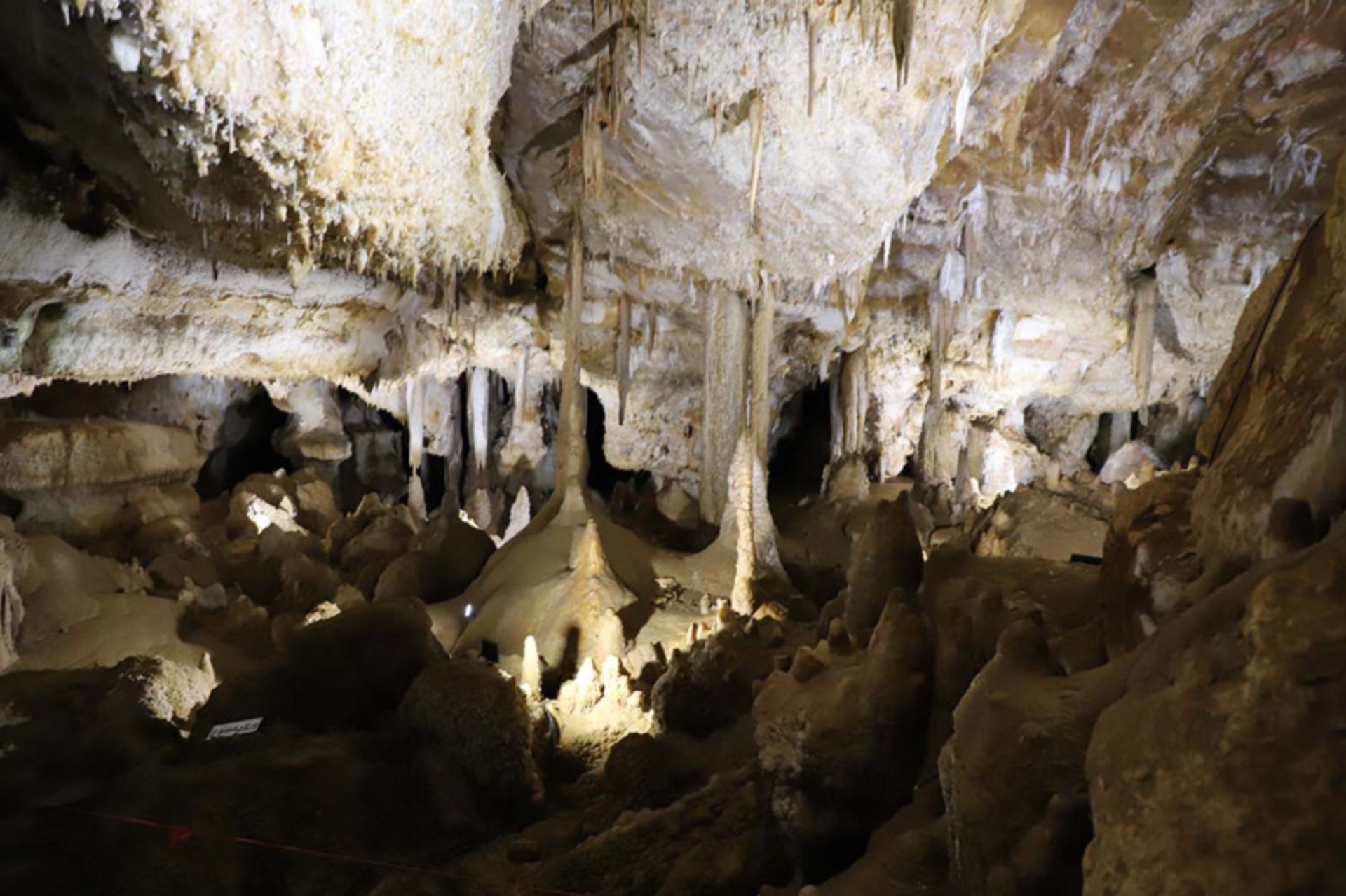 ستون‌های آهکی‌ٰٔ غار کتله خور