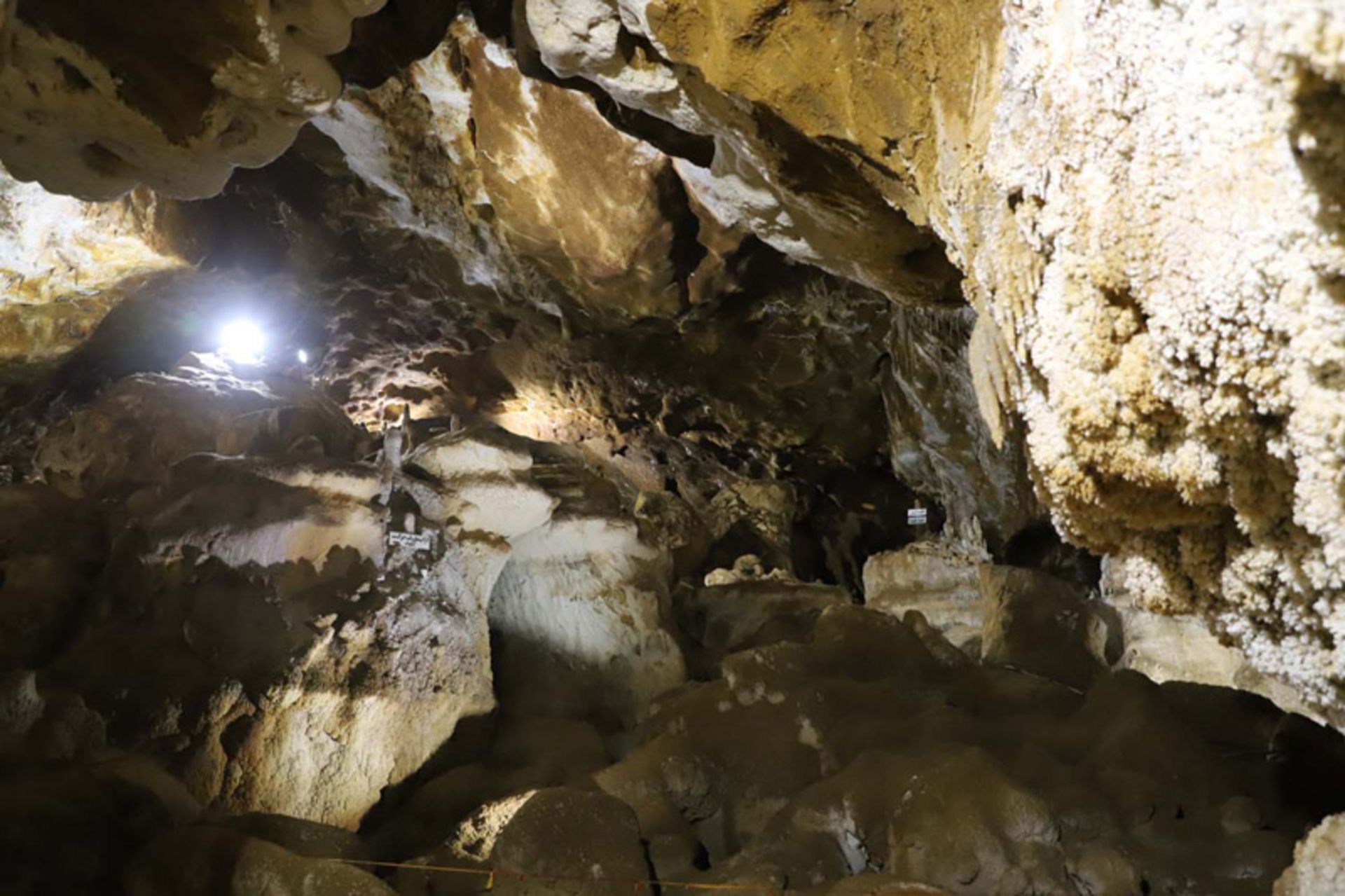 نورپردازی مصنوعی در غار کتله خور