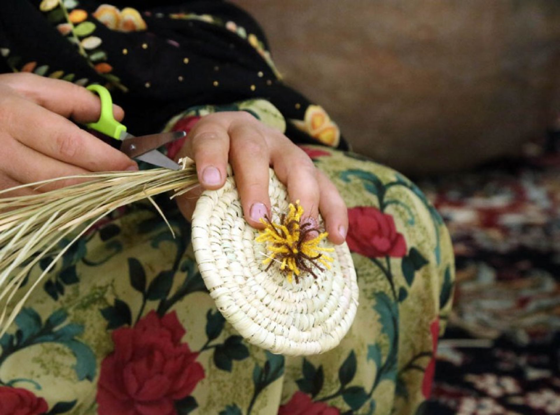 زنی در حال حصیر بافی مریوان