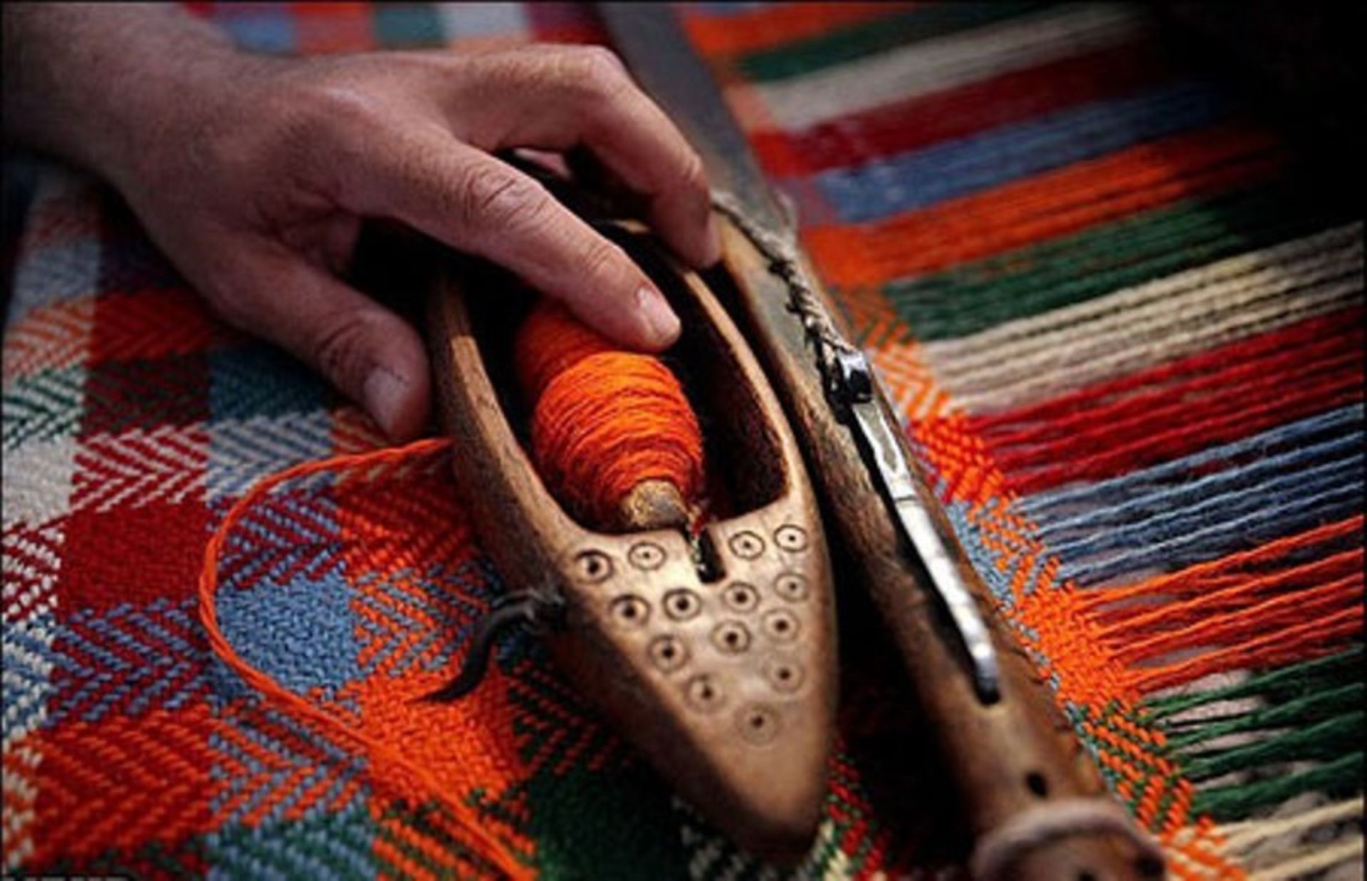 فردی در حال موج بافی