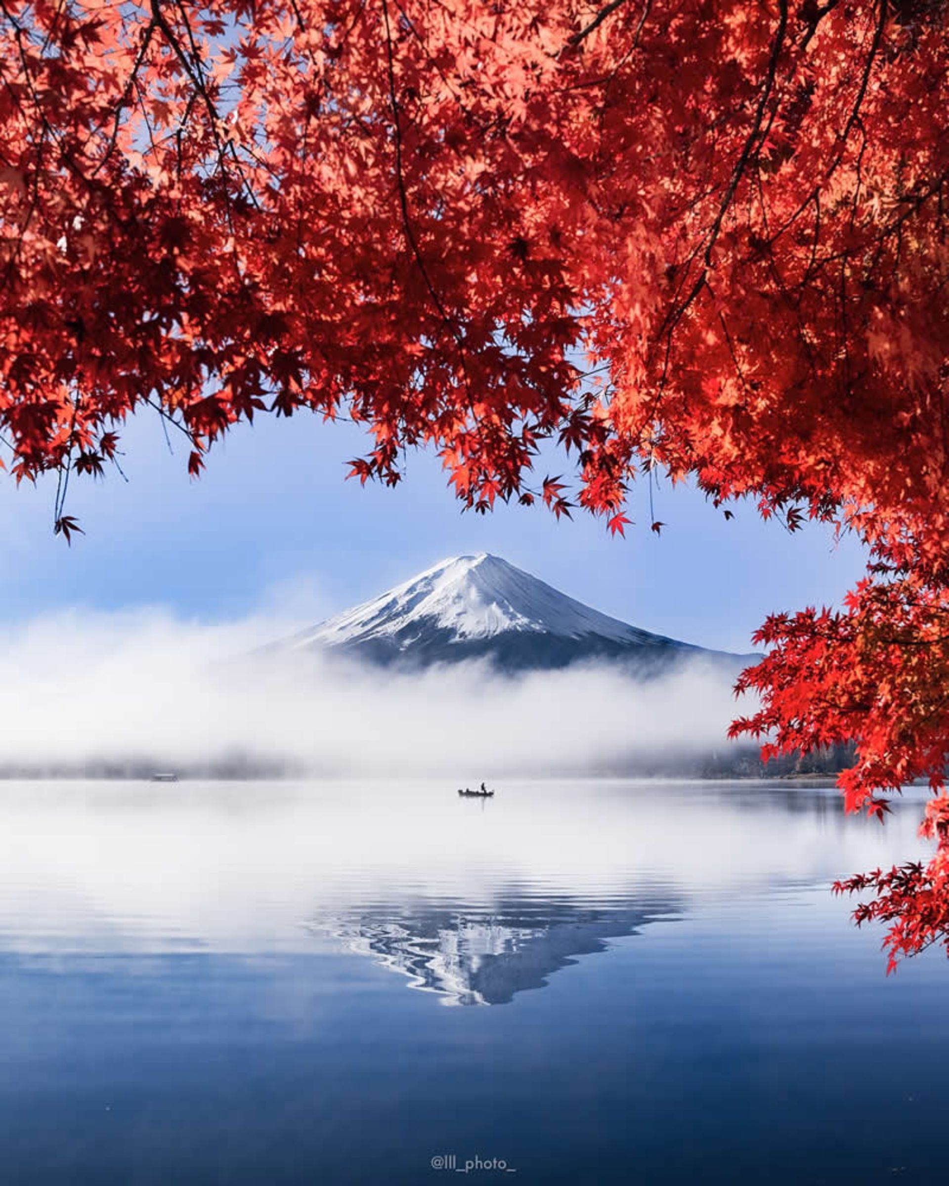 کوه فوجی ژاپن در چشم انداز پاییز