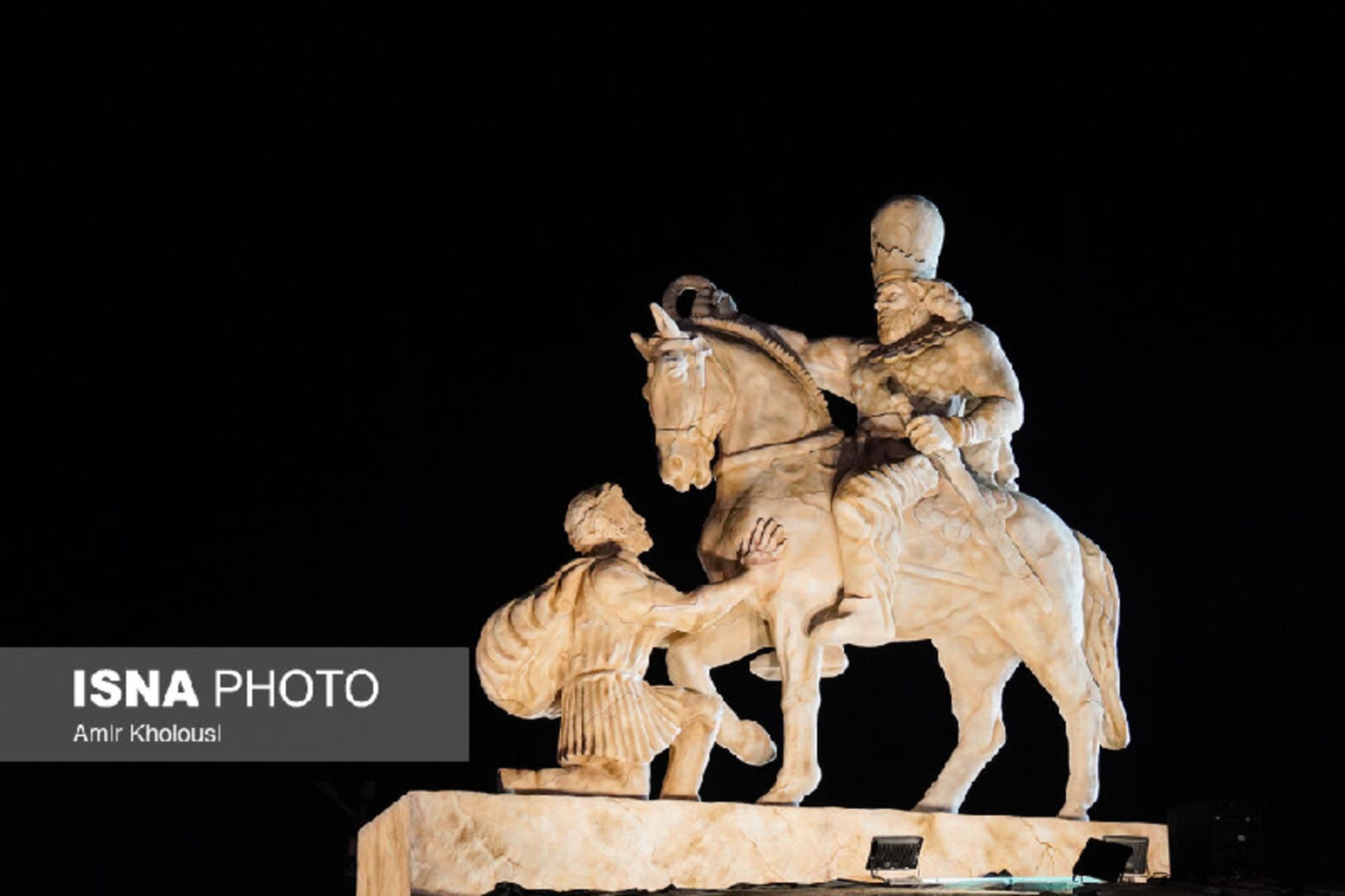 مجسمه شاپور و والرین 