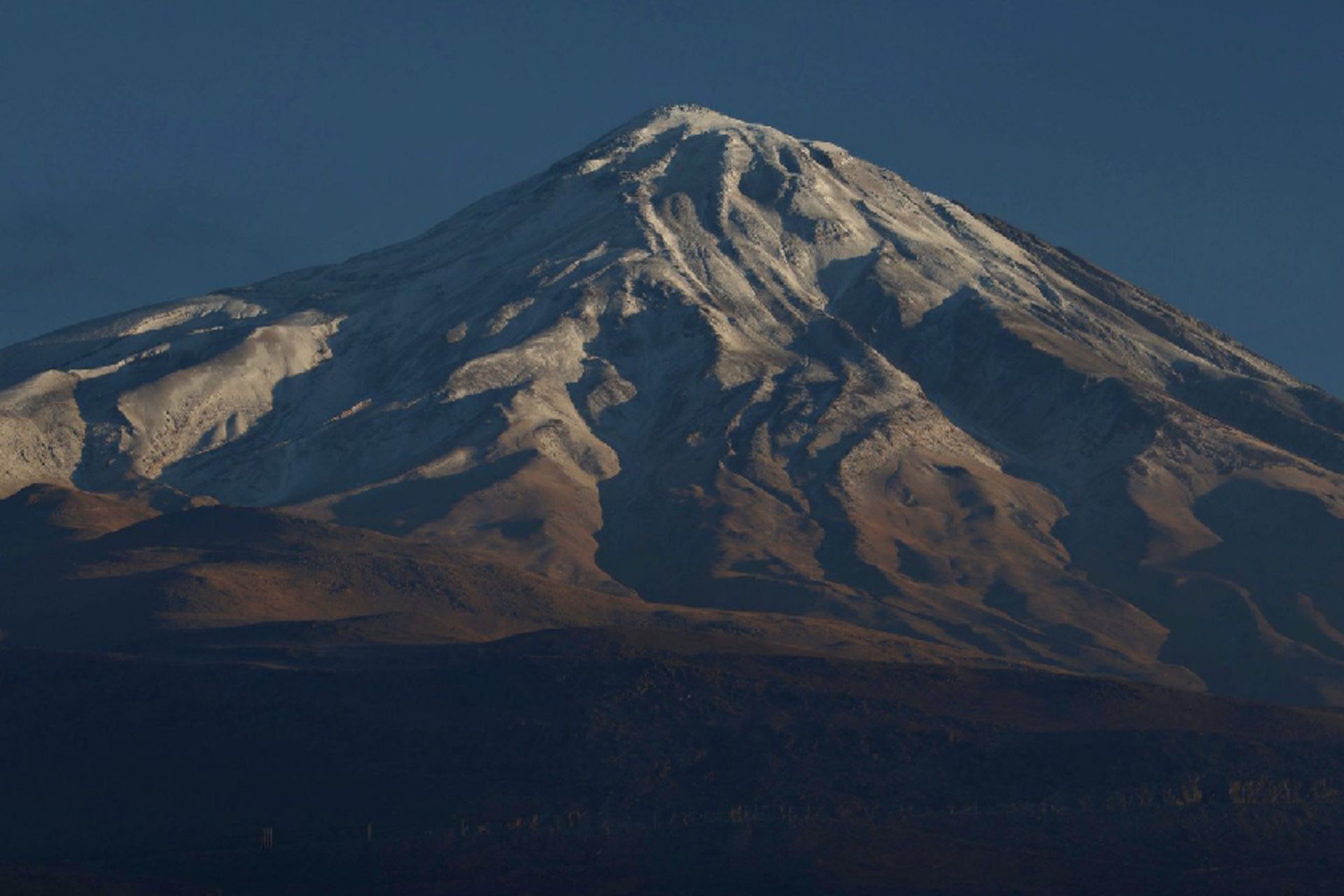 اولین برف پاییزی روی قله دماوند