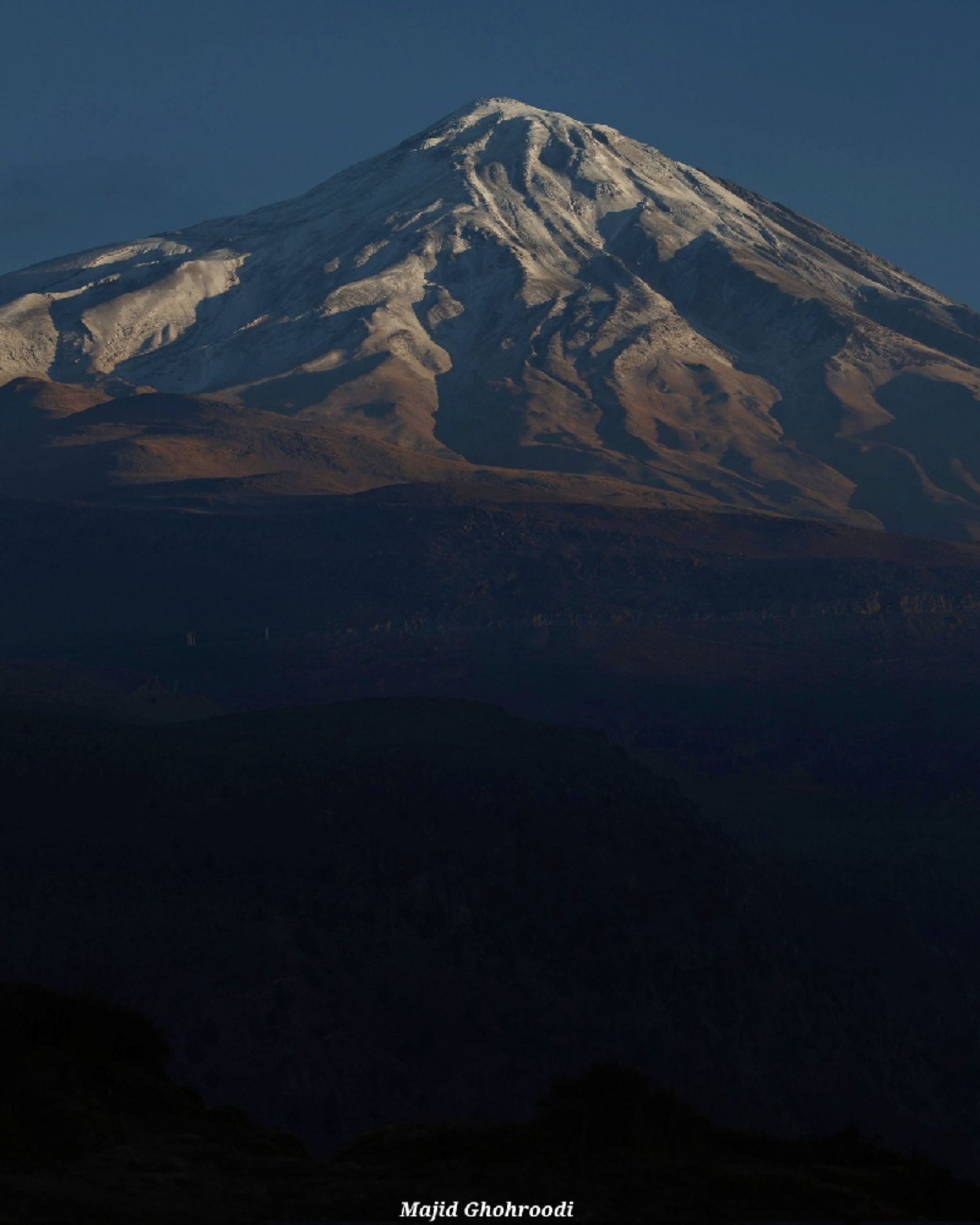 اولین برف پاییزی روی قله دماوند