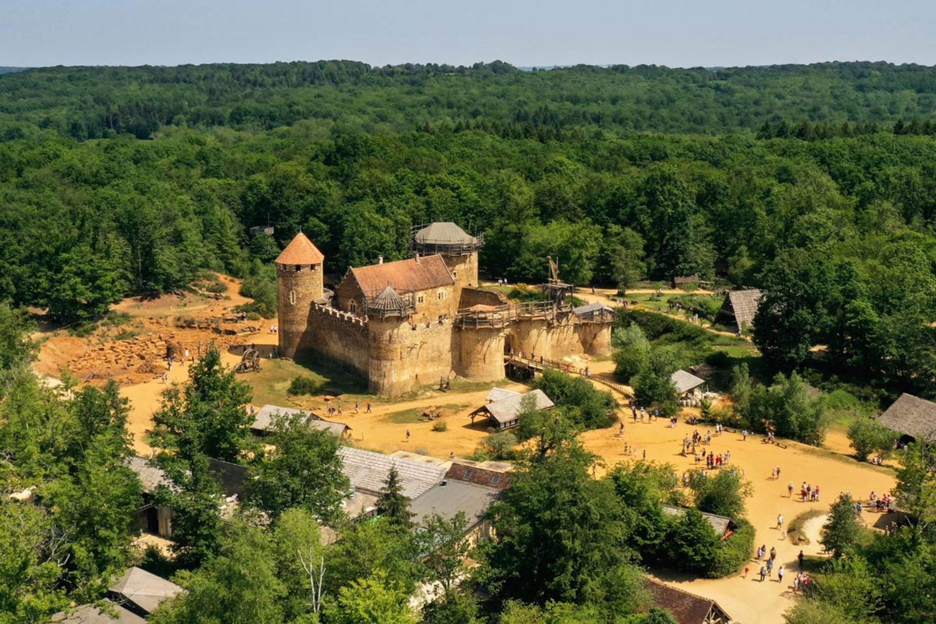 نمای هوایی از قلعه گدلون در حال ساخت در ترینی، فرانسه