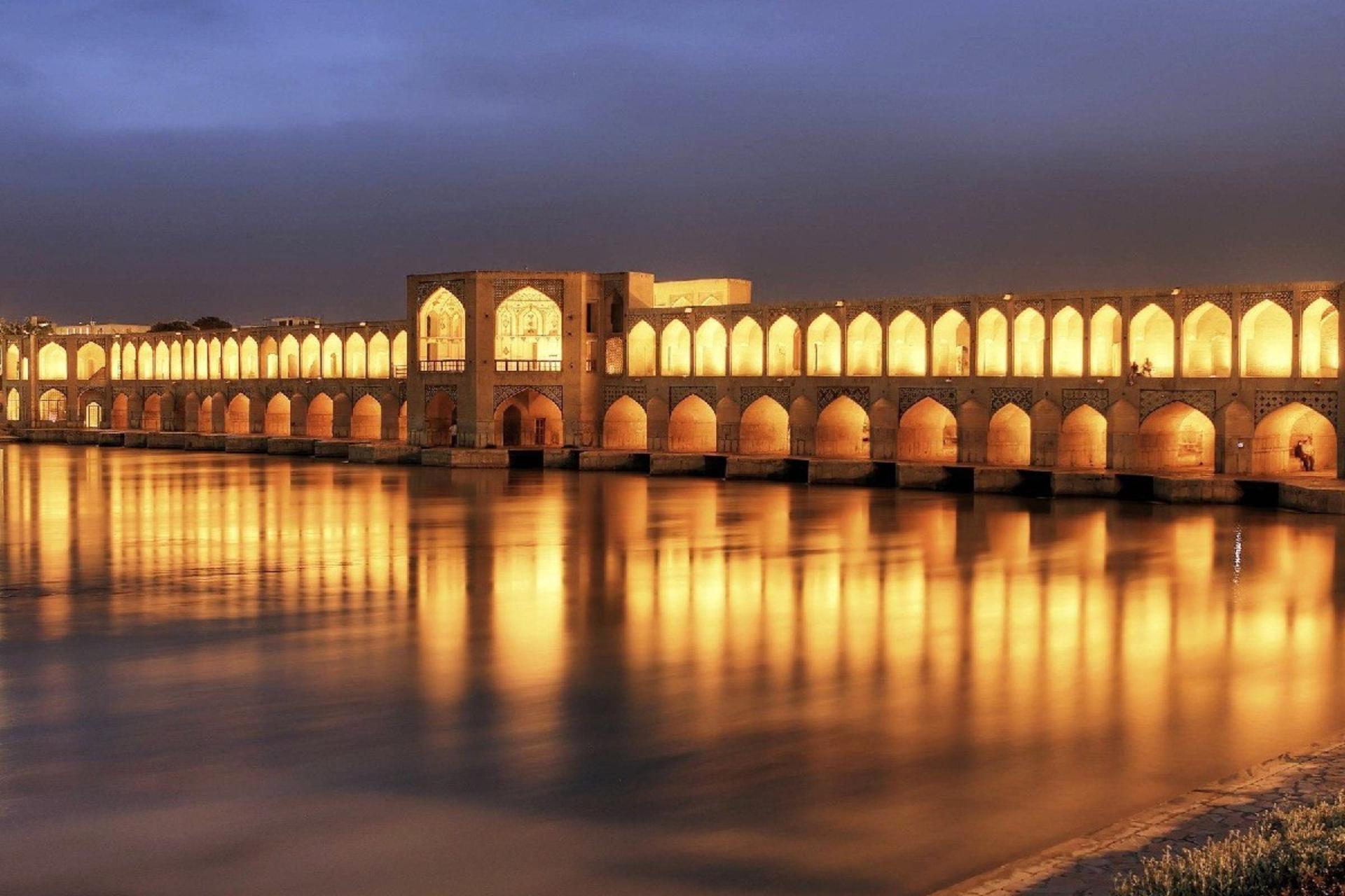 بازتاب نورپردازی پل خواجو در آب