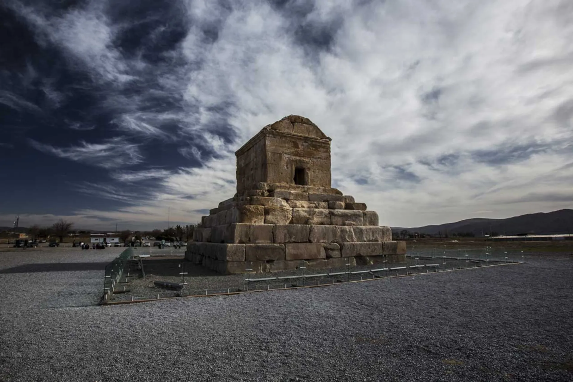 آسمان ابری در محوطه باستانی پاسارگاد