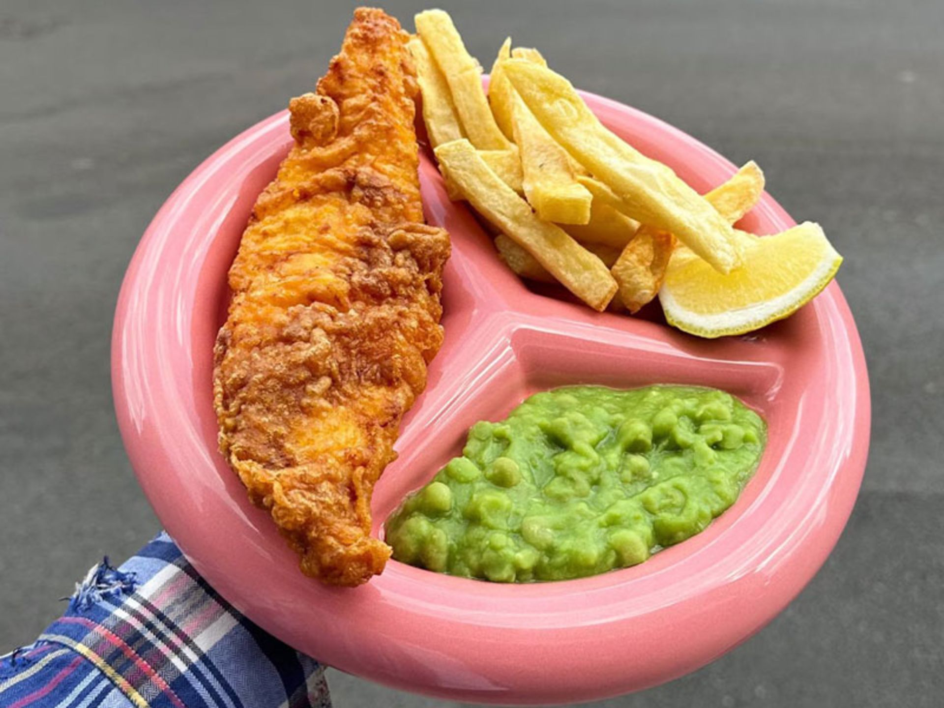 کانسپت جدید مرسدس؛ وقتی کمپینگ لوکس و صورتی میشود! 6 غذا در ظرفهای مرسدس بنز مخصوص گلمپینگ