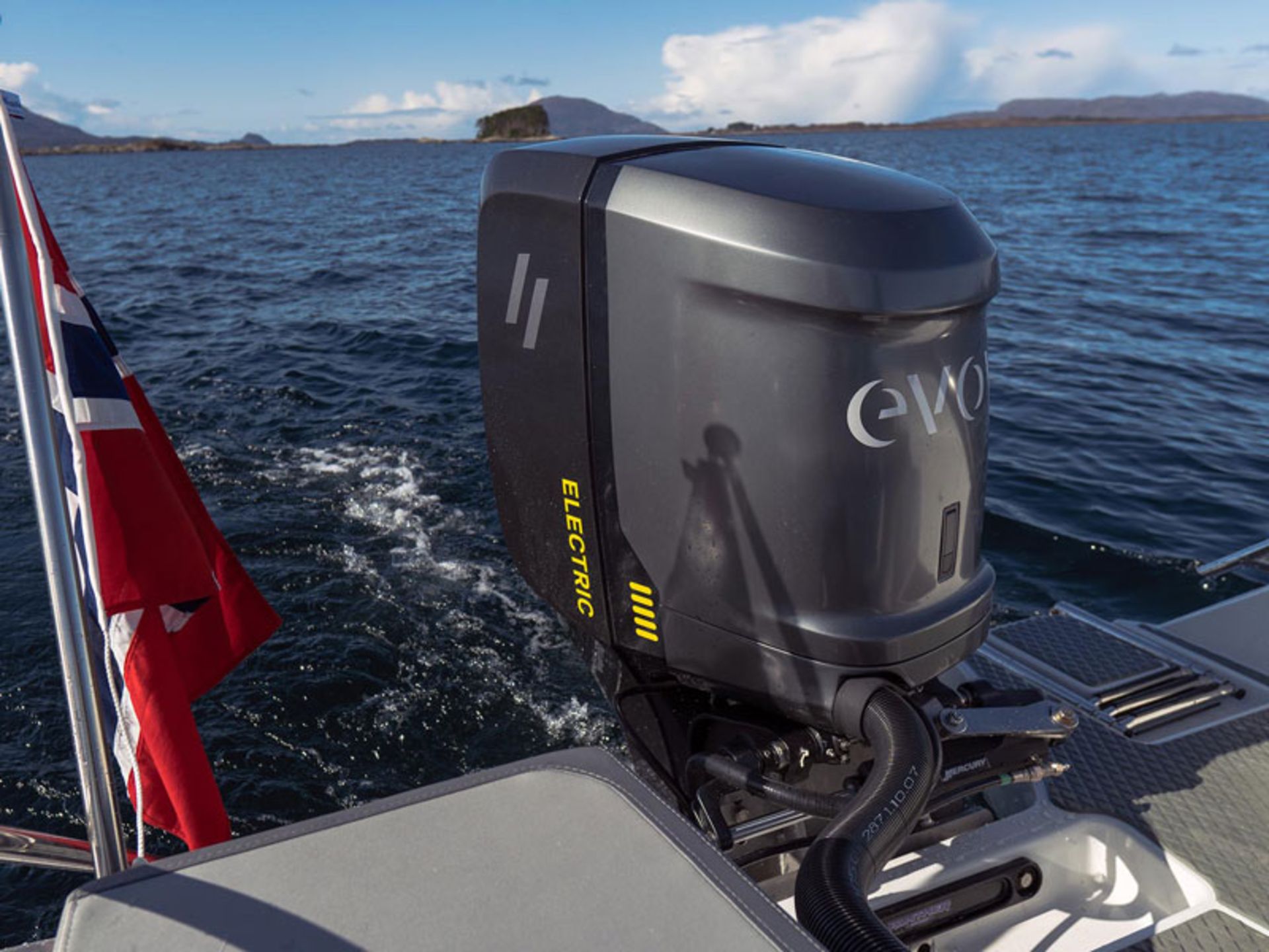 تماشای اعماق اقیانوس بدون خطر؛ زیردریایی هیبریدی چگونه کار میکند؟ 7 زیردریایی هیبریدی پلاتوپوس بر روی آبهای شفاف