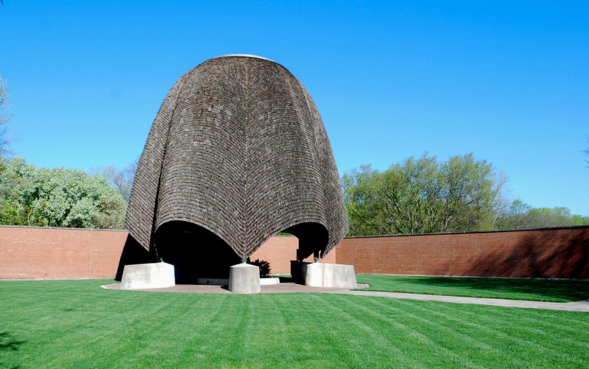 زمین چمن کاری شده اطراف کلیسای بدون سقف