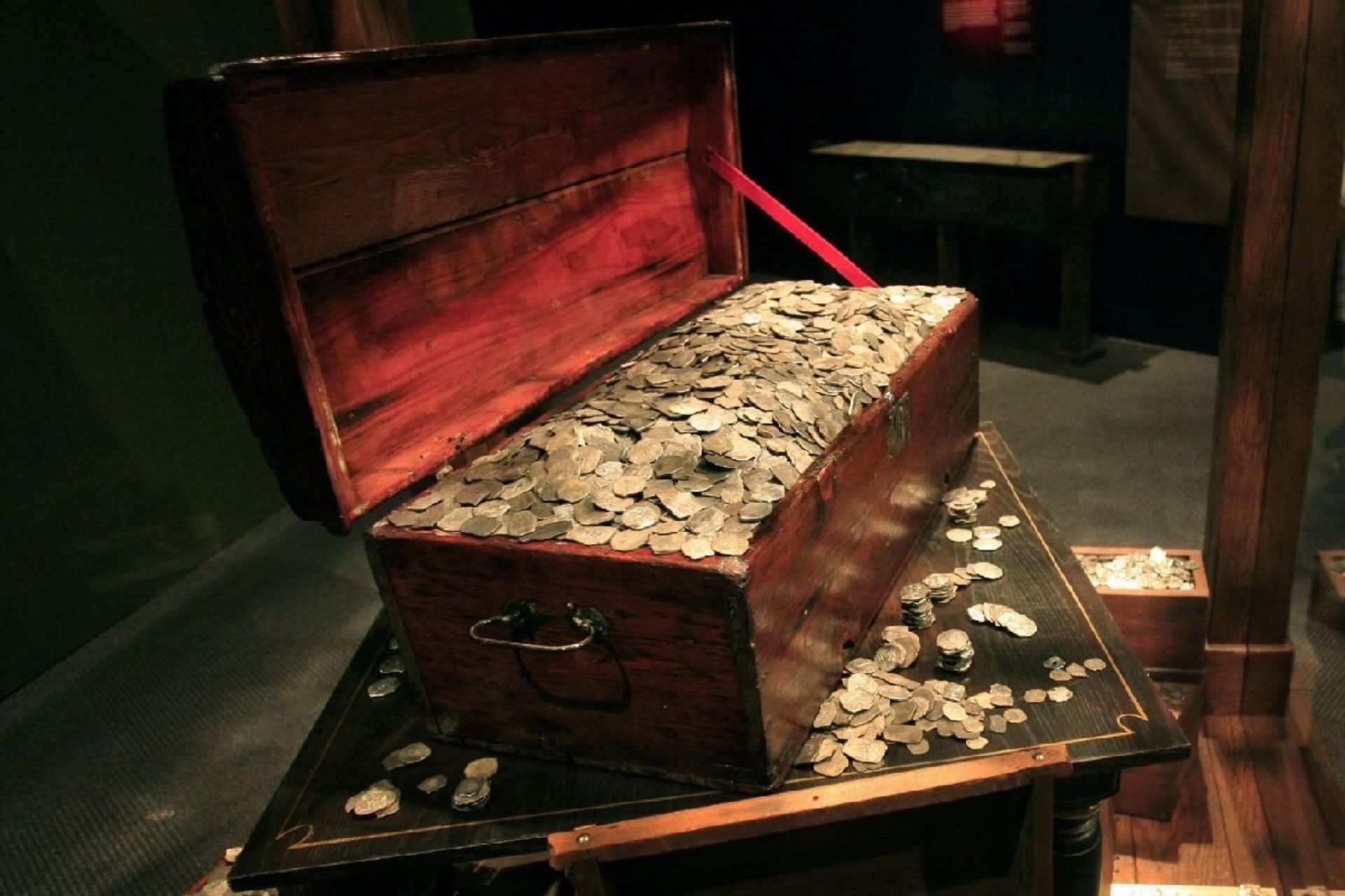 گنجهای مدفون در اعماق اقیانوسها؛ از ویولن تایتانیک تا طلاهای دزدان دریایی 3 گنج کشتی وایدا گالی در صندوقچه در موزه