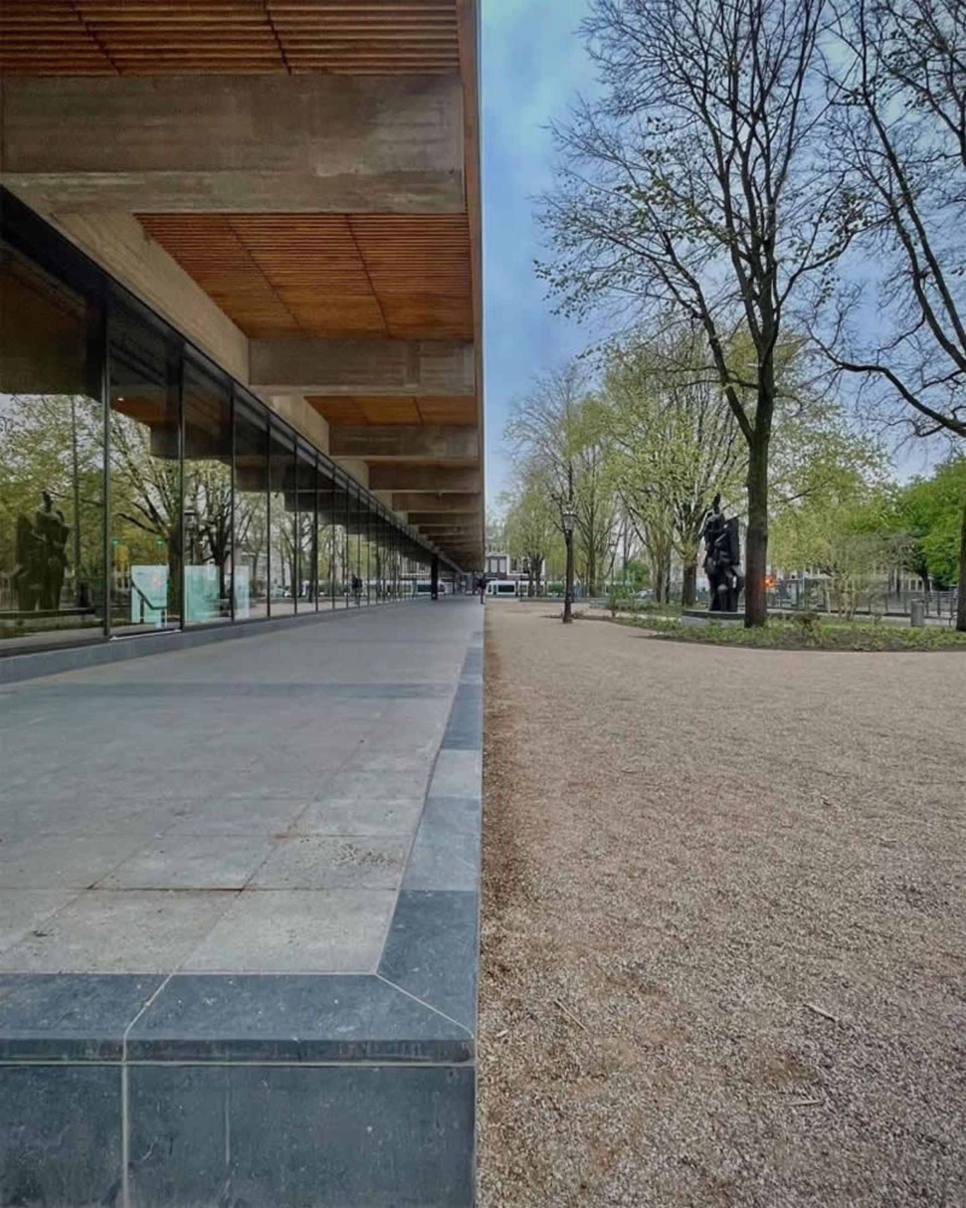 ترکیب طبیعت اطراف و ساختمان چوبی شیشه ای در یک قاب