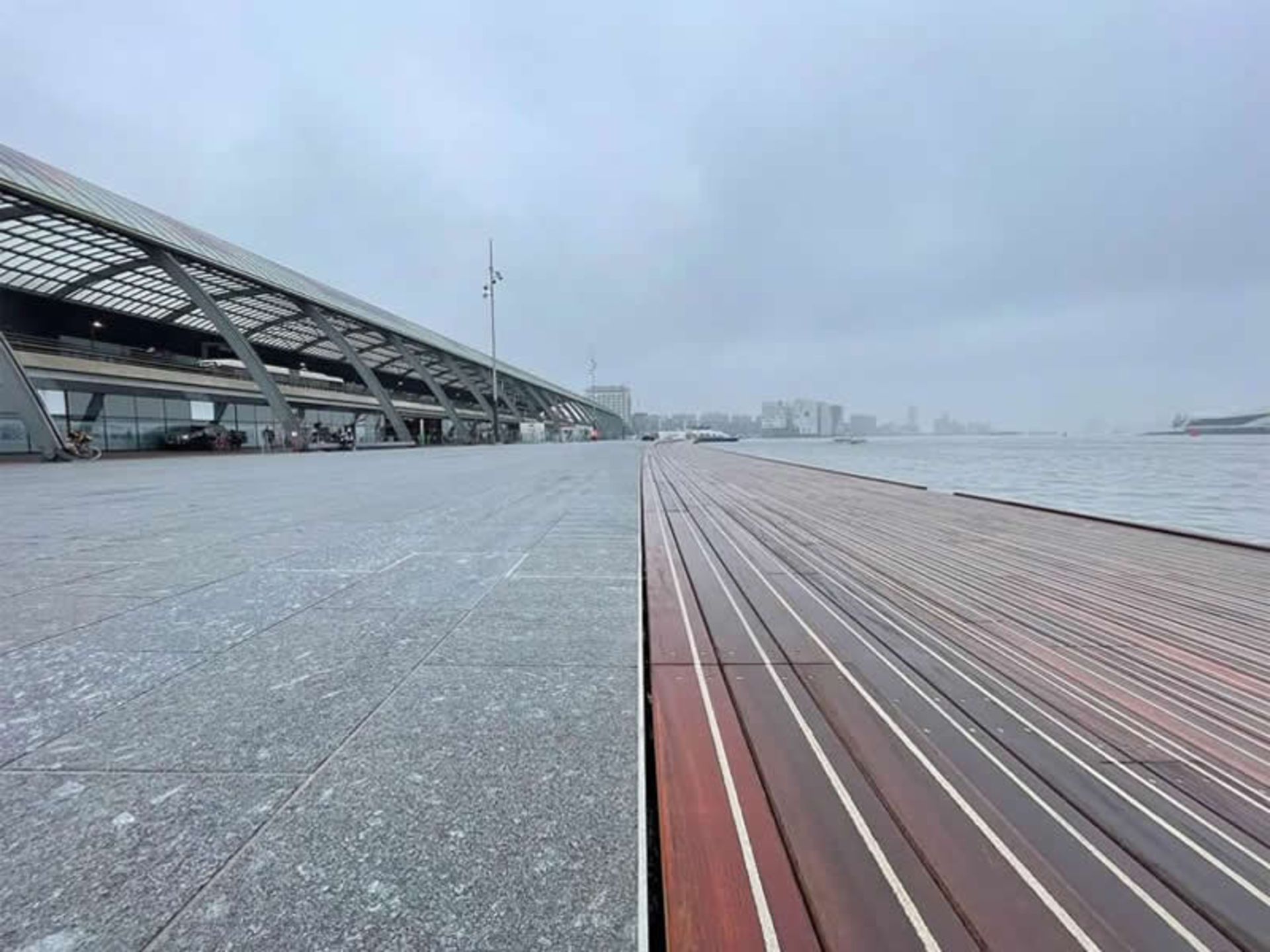 ترکیب مسیر چوبی و موزاییکی در یک قاب