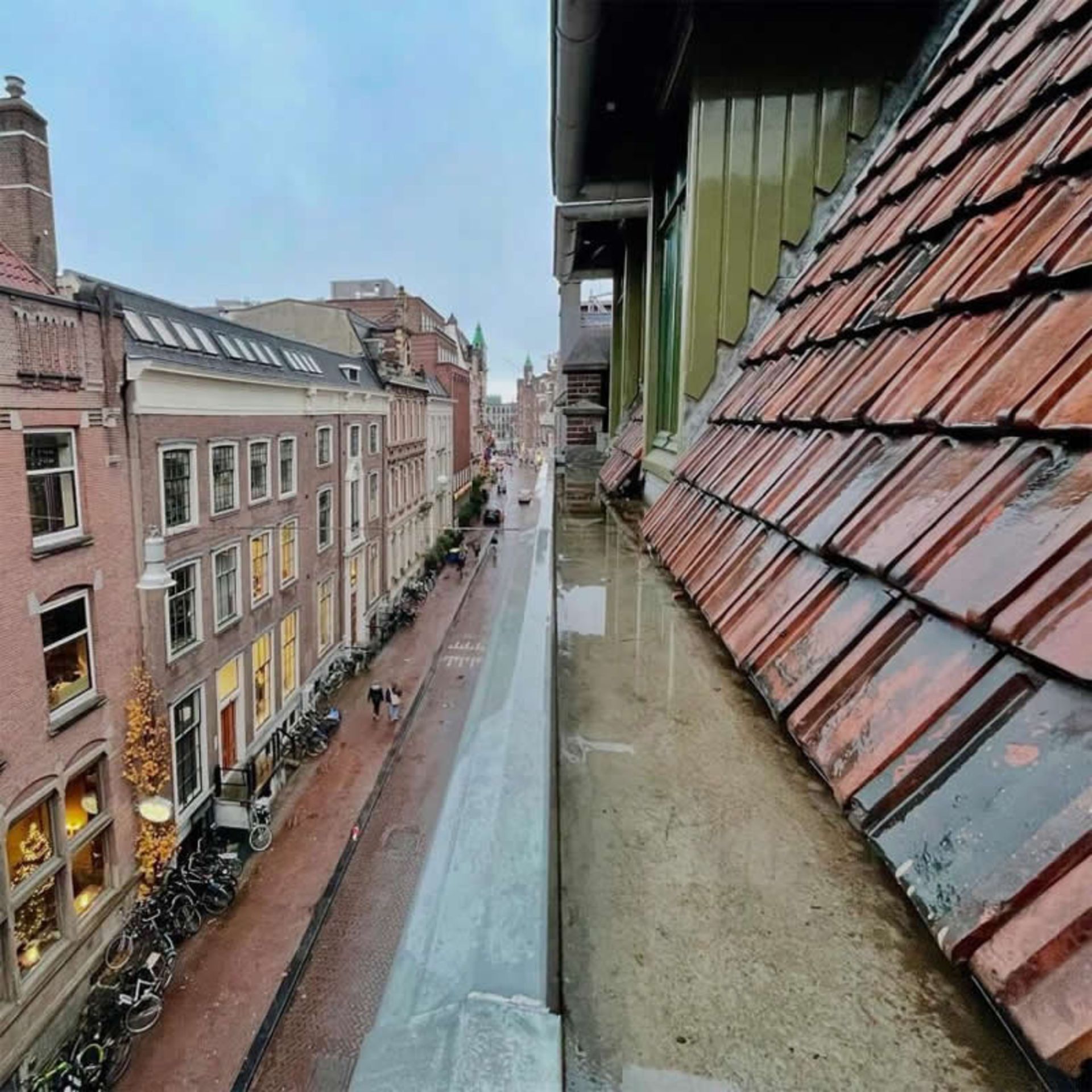 سقف شیروانی و ساختمان کلاسیک مقابل از نمای بالا