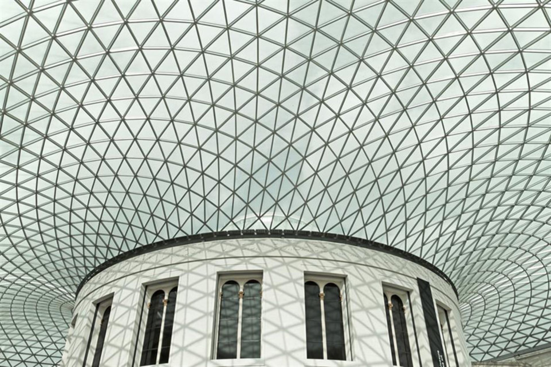 سقف شیشه‌ای تالار بزرگ «ملکه الیزابت دوم» در موزه بریتانیا در لندن