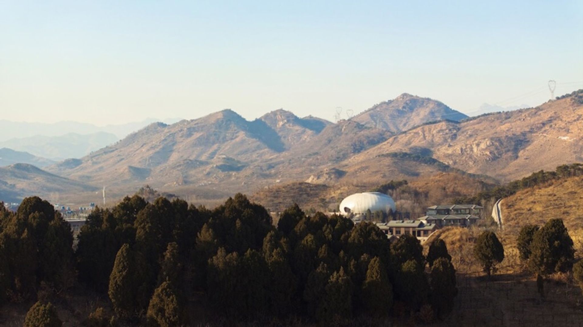 هتل صخره‌ای زون‌هوا با دورنمای کوهستان