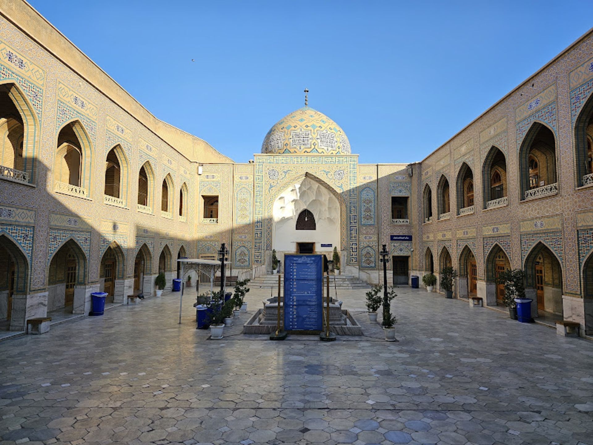 فضای بیرونی آرامگاه پیر پالاندوز