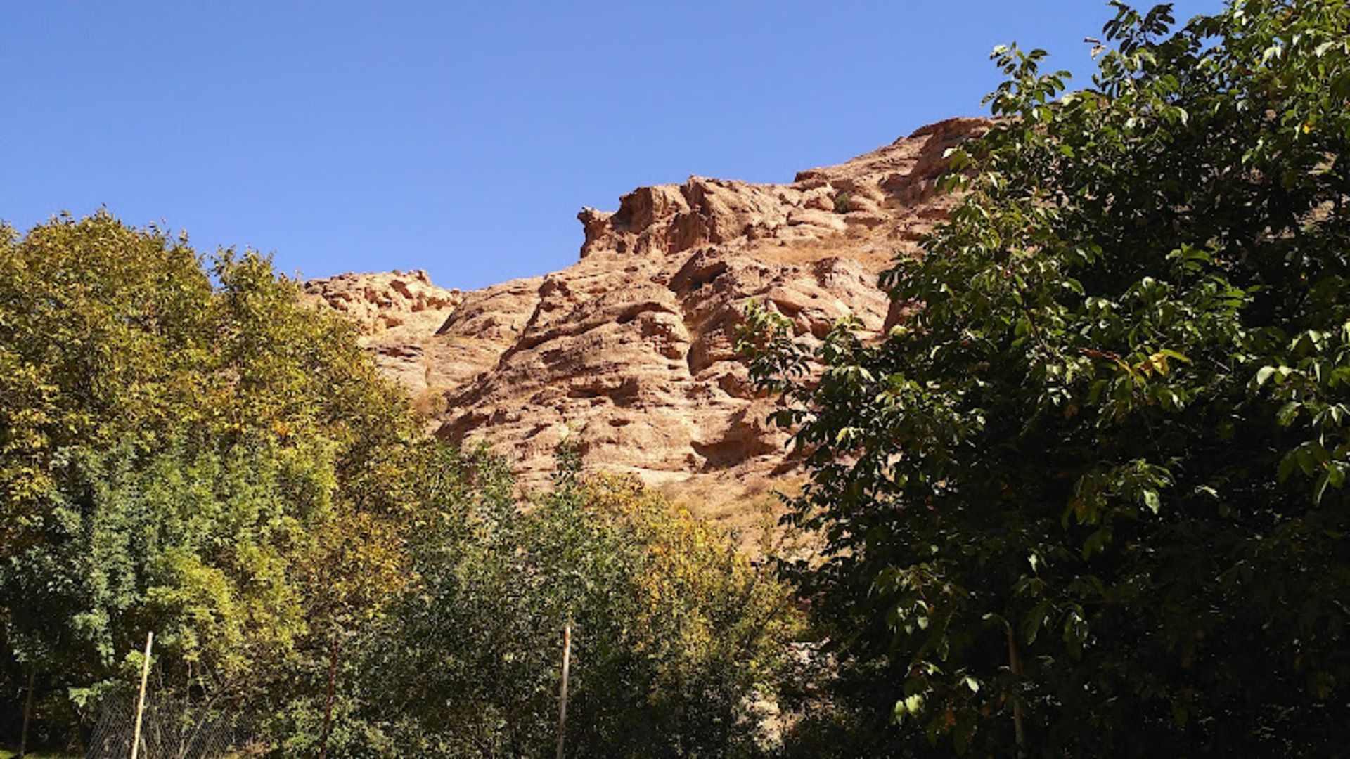 صخره های عظیم و درختان سرسبز روستای مشهد دماوند