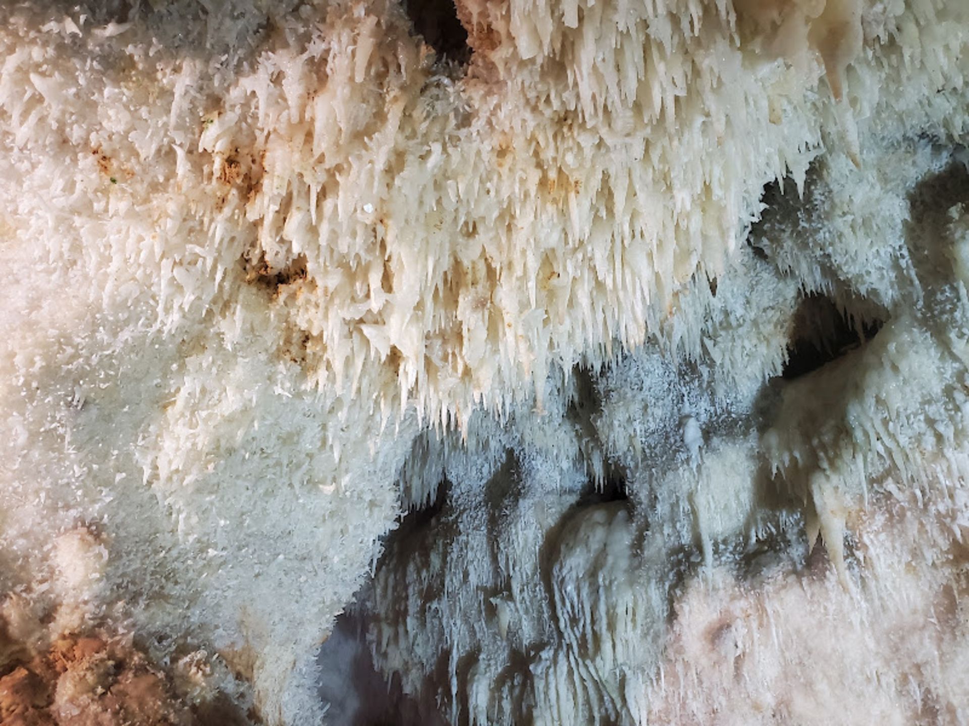 قندیل های آویزان از سقف غار کتله خور